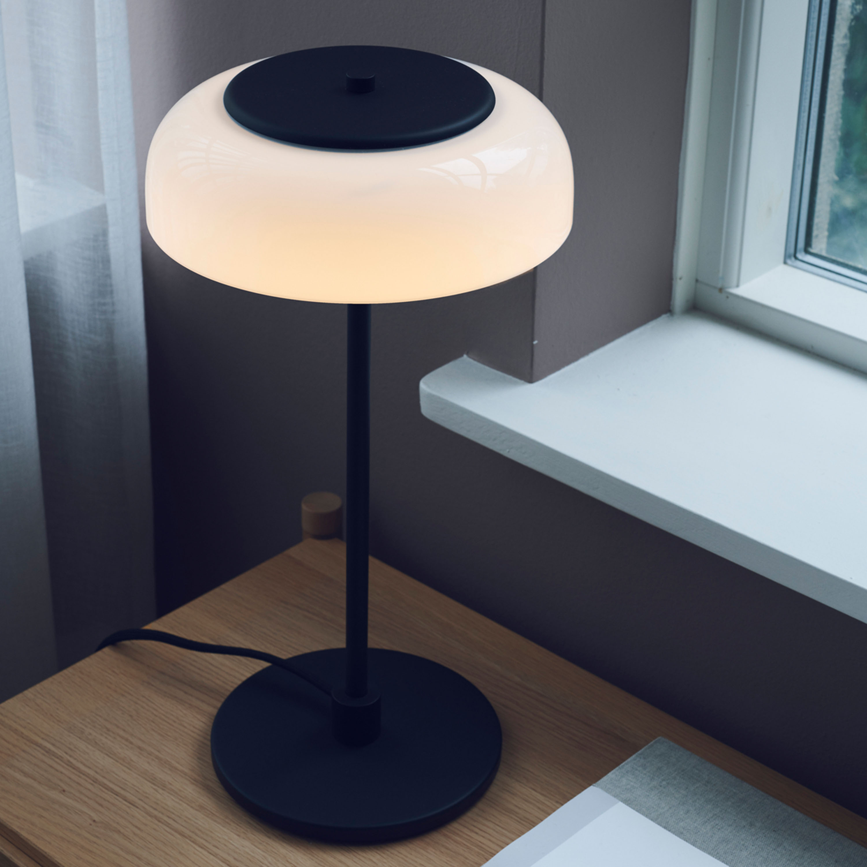 Nuura Blossi Bordslampa Black/Opal Ø23