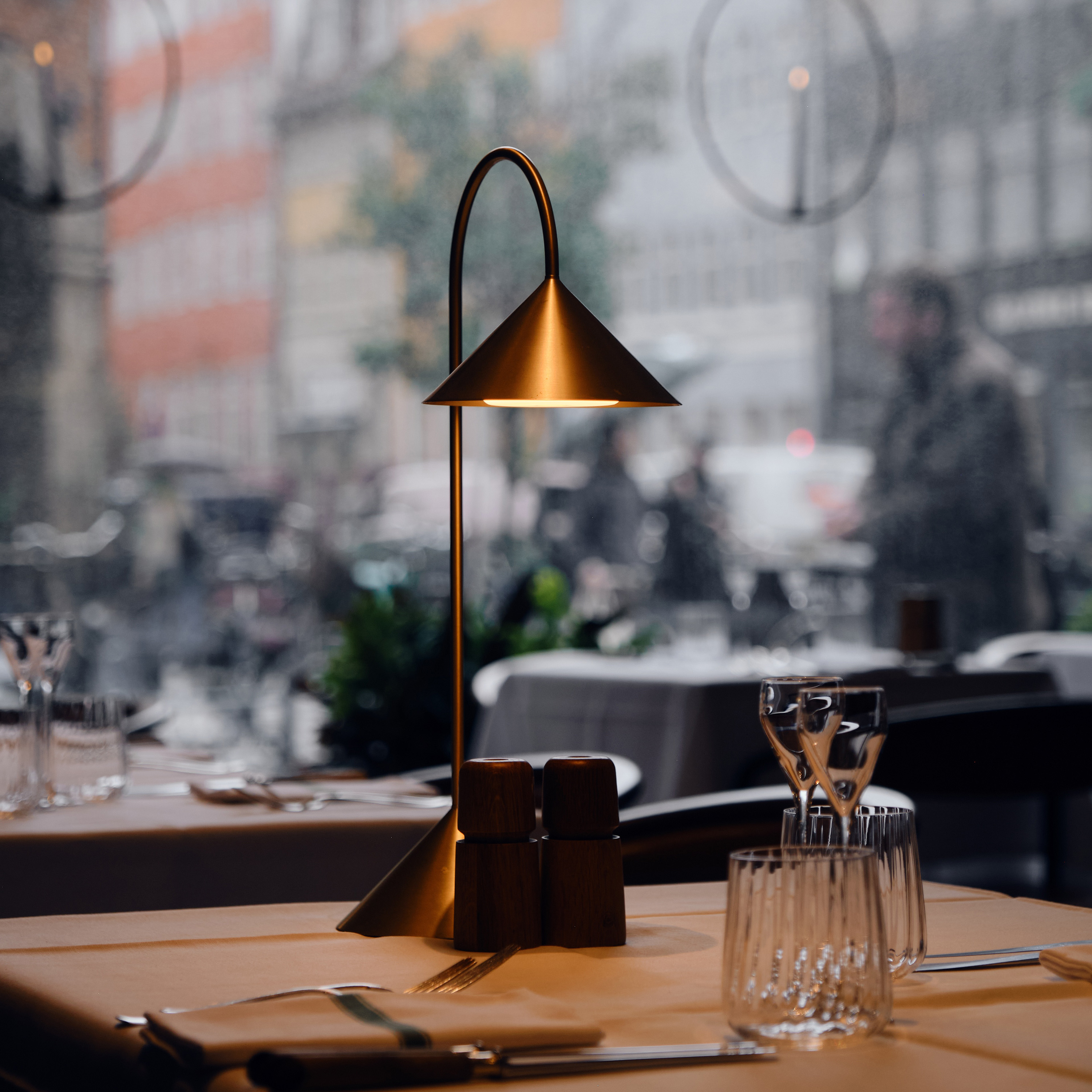 Frandsen Grasp Tragbare Tischlampe Solid Brass 47cm