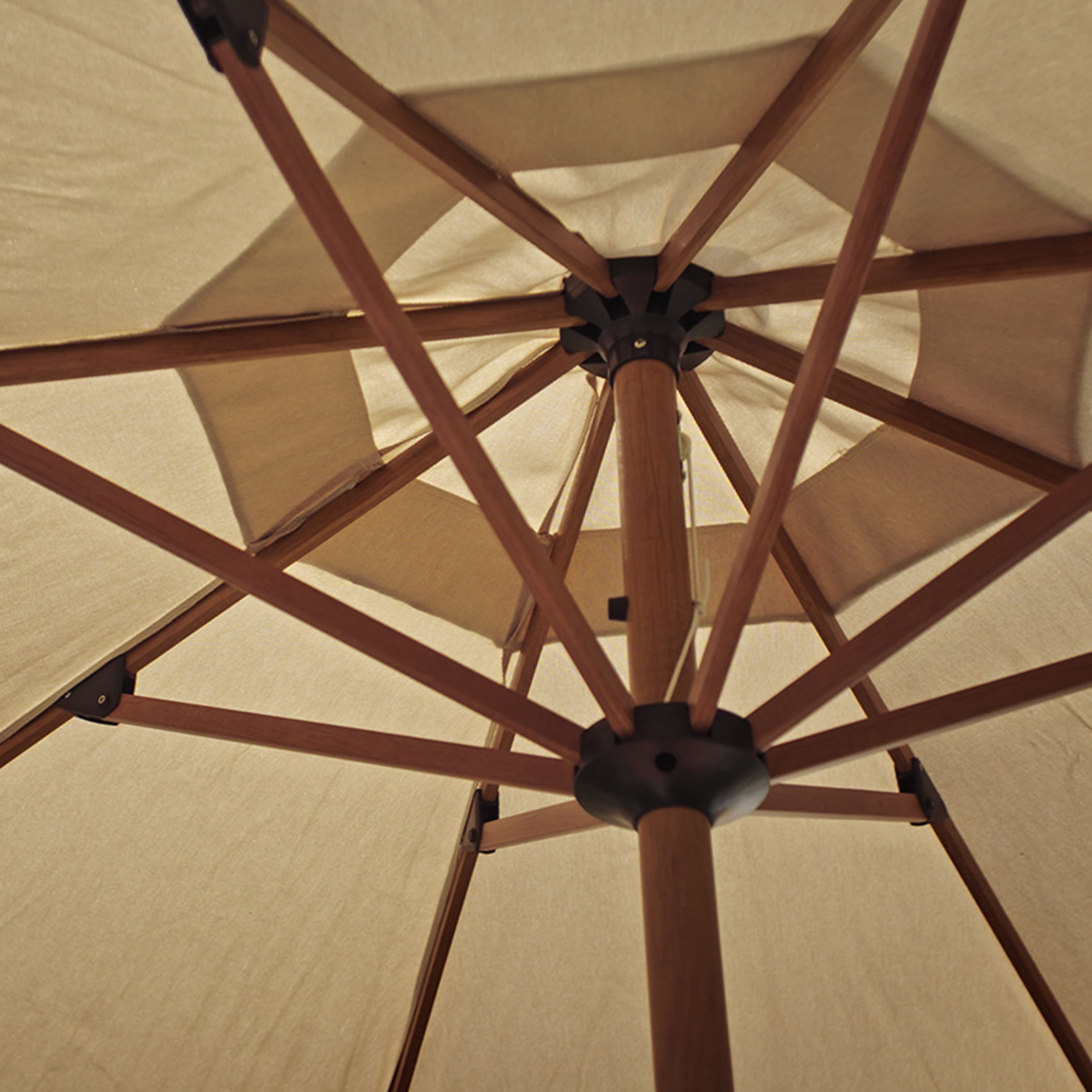 Hillerstorp Parasoll m. Sveiv Beige Ø300