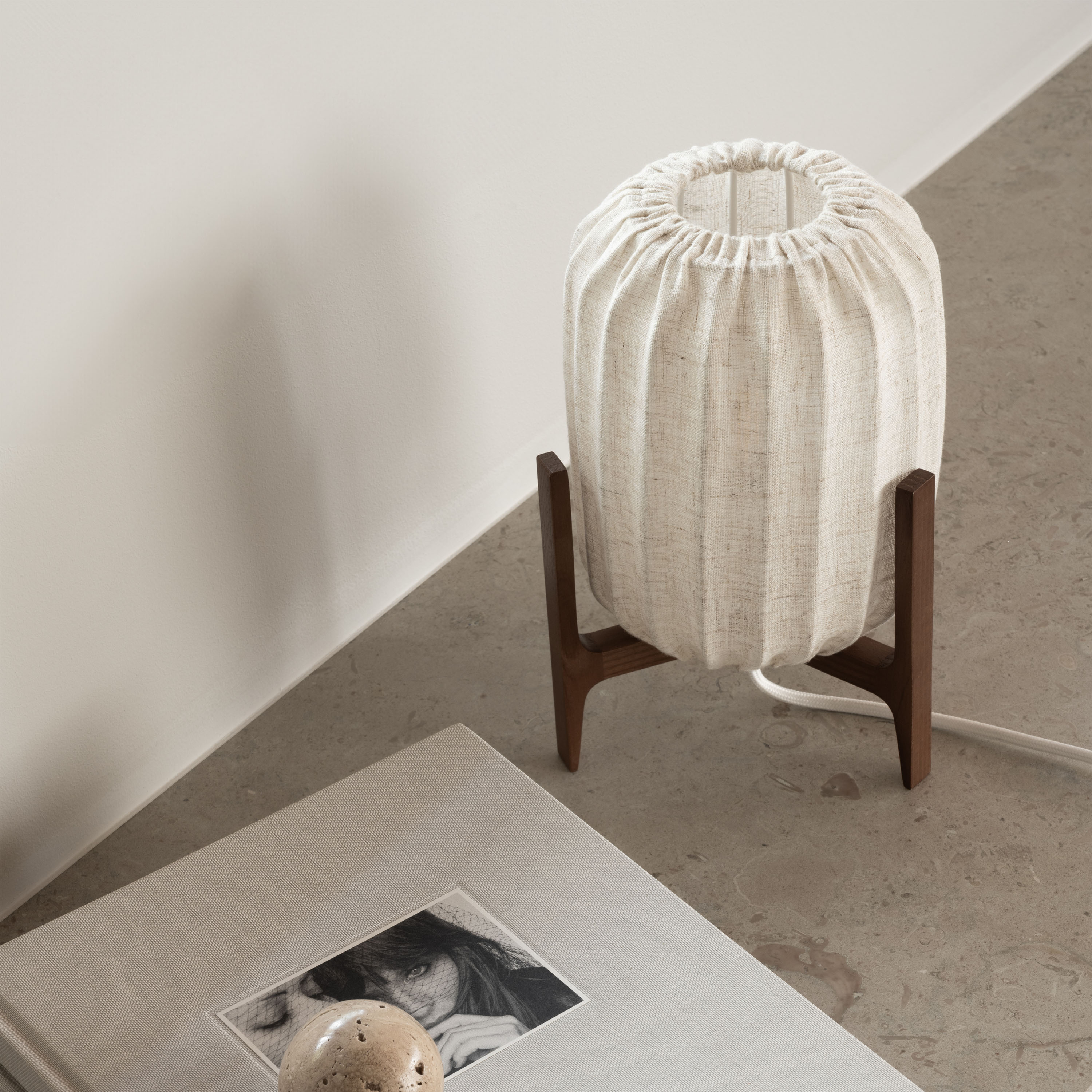 Watt &amp; Veke Prisma Tischleuchte Dark Ash/Natural 24cm