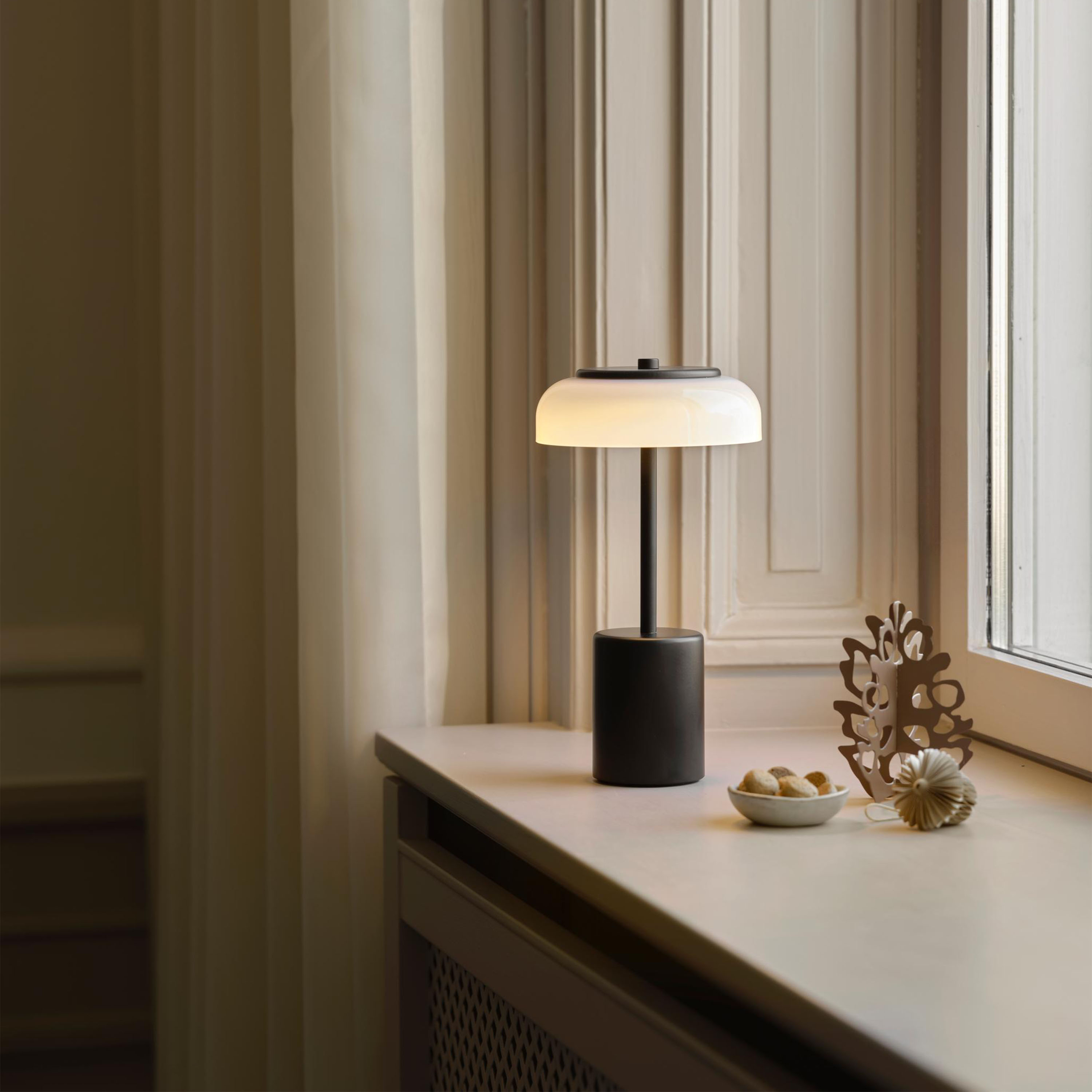 Nuura Blossi Portabel Bordslampa Black/Opal Mini