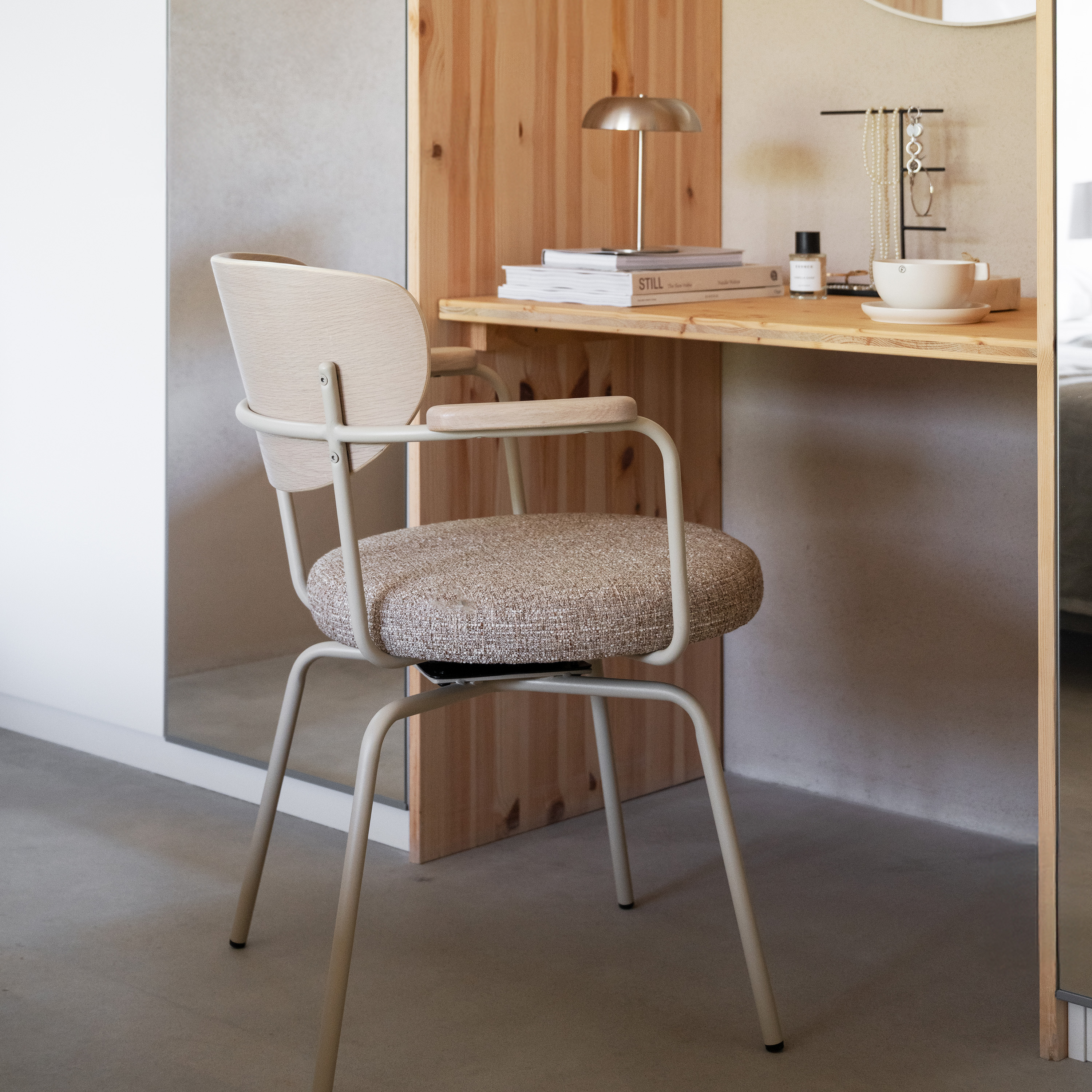 Rowico Home Merrick Snurr Karmstol Mörkbeige/Vitpigment