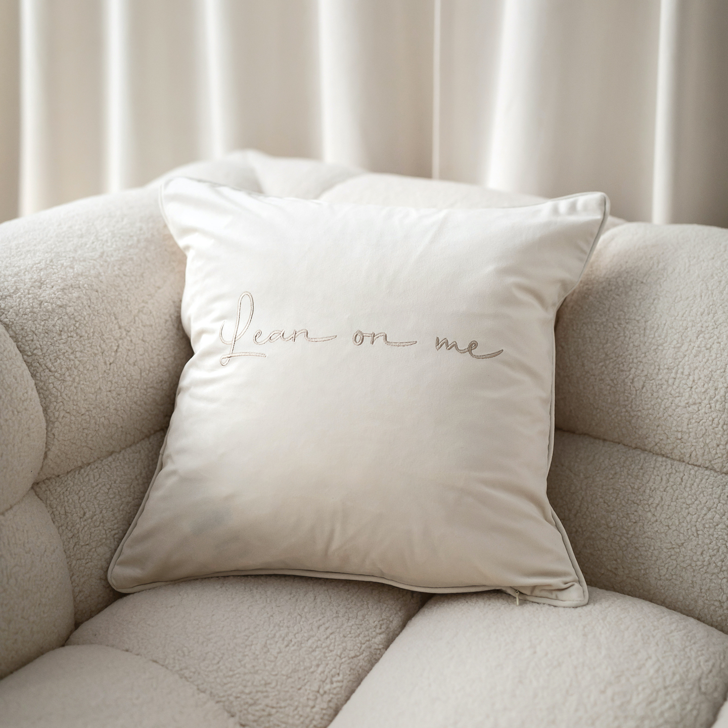 Lean on me Kuddfodral Offwhite