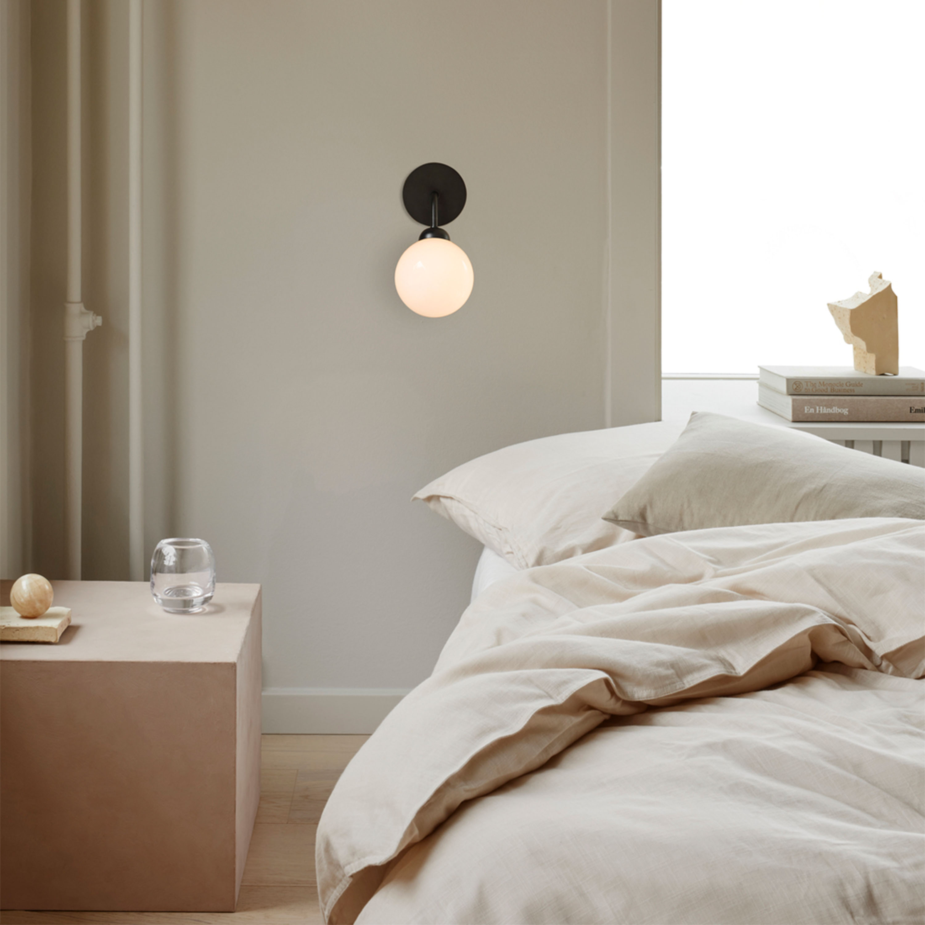 Nuura Apiales Vägglampa Satin Black/Opal