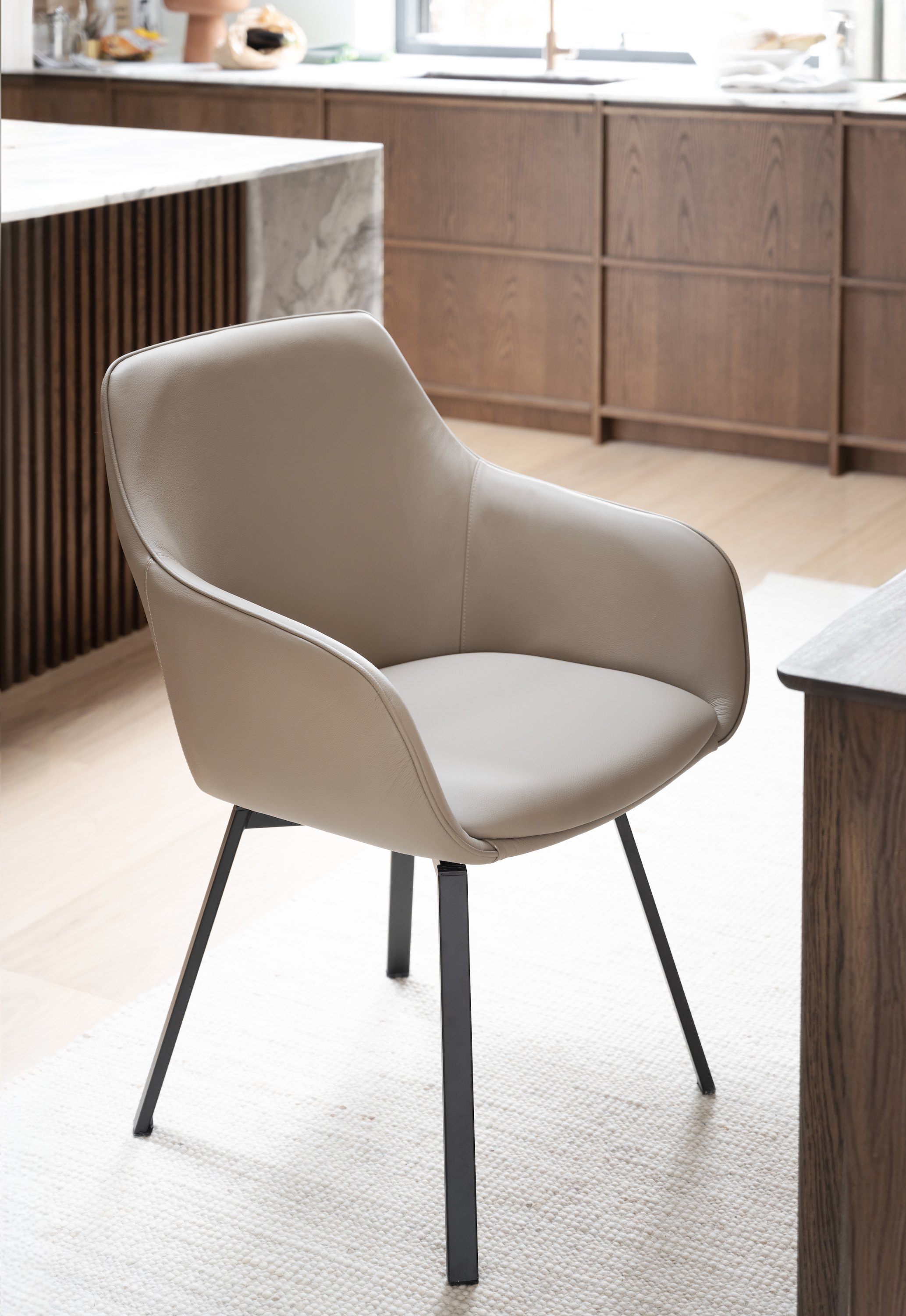 Rowico Home Alison Karmstol Beige Läder/Svart