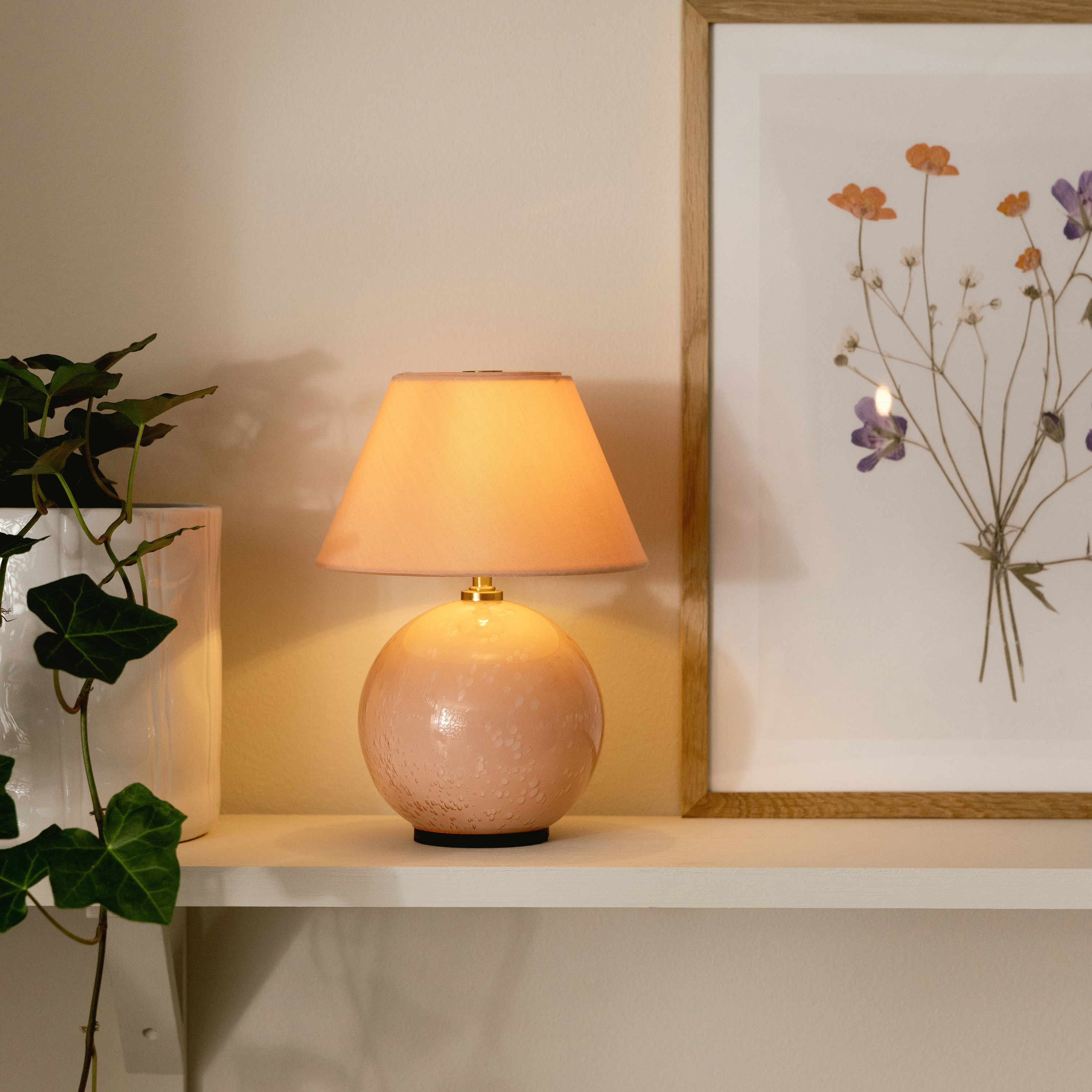 Globen Lighting Iris Portabel Bordslampa Blush