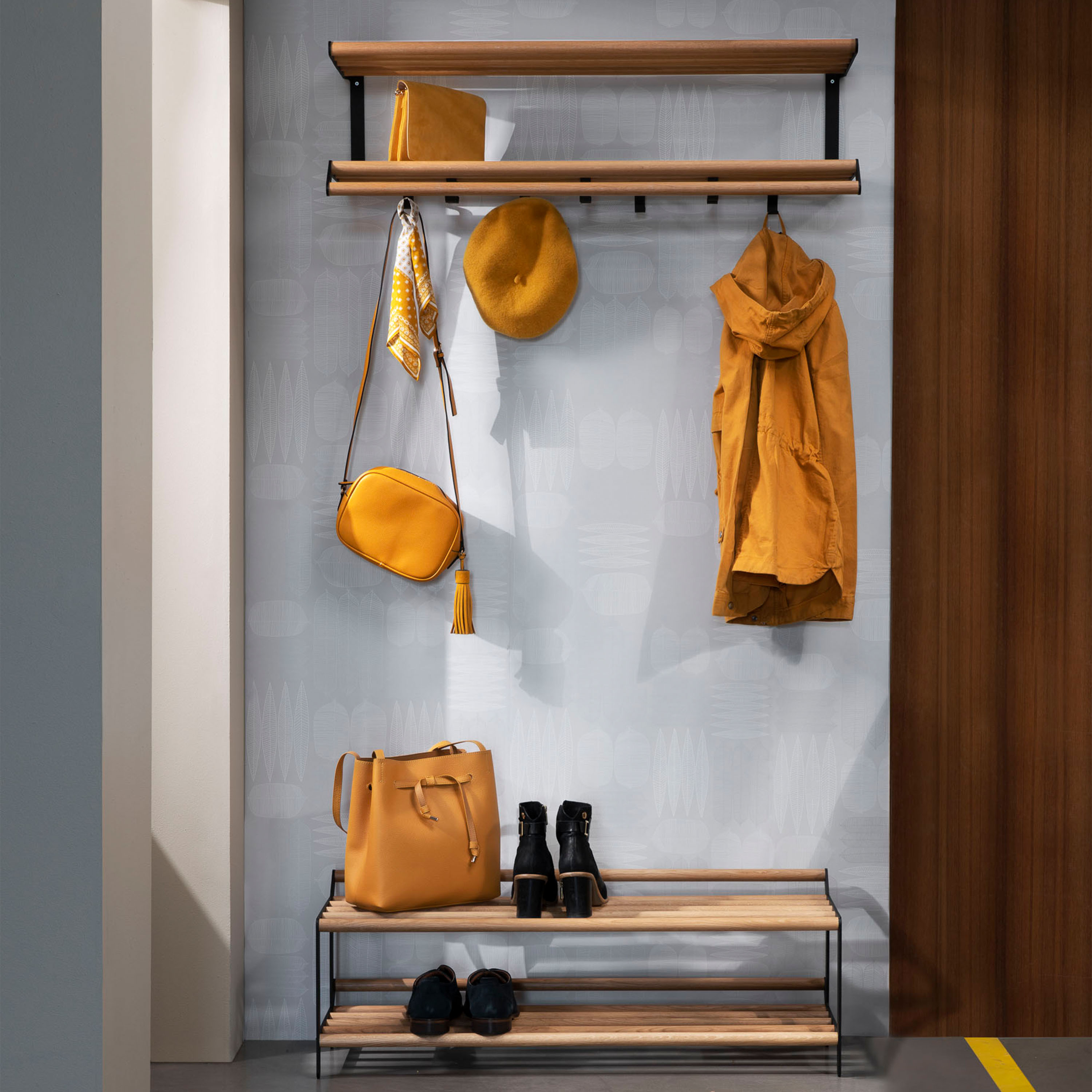 Essem Design Tamburin Kenkähylly Tammi/Musta 100cm