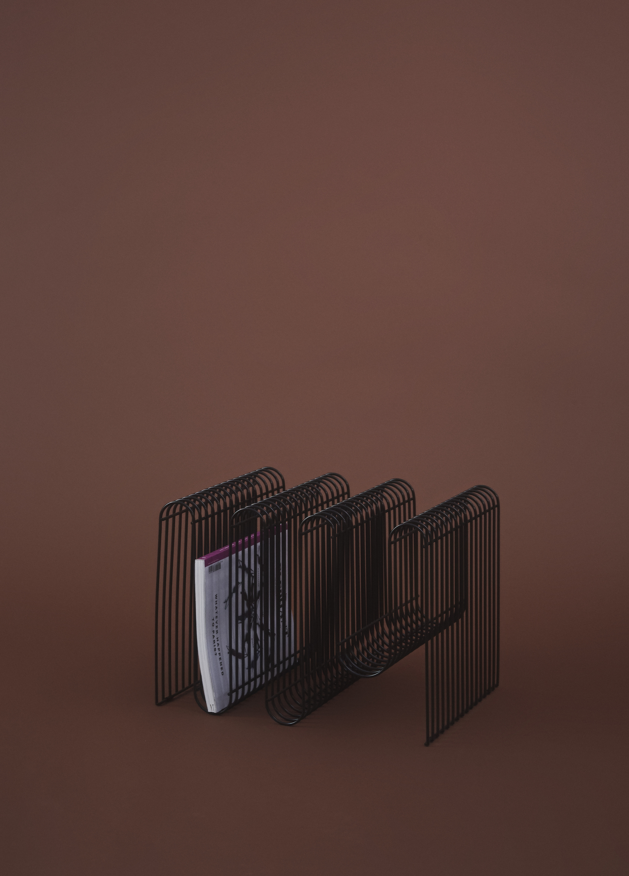 AYTM Curva Tidningsställ Black