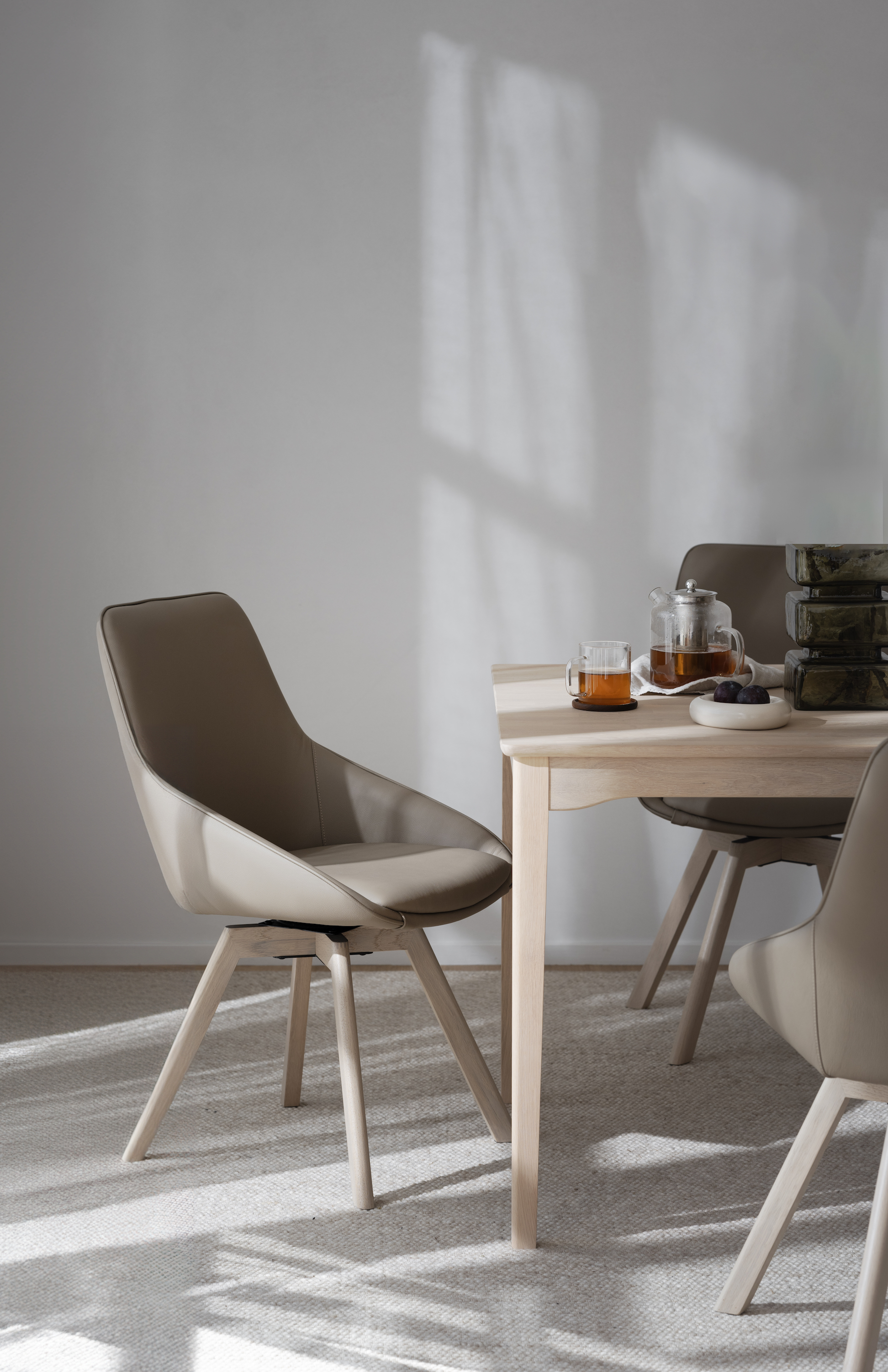 Rowico Home Alison Matstol Beige Läder/Vitpigmenterad