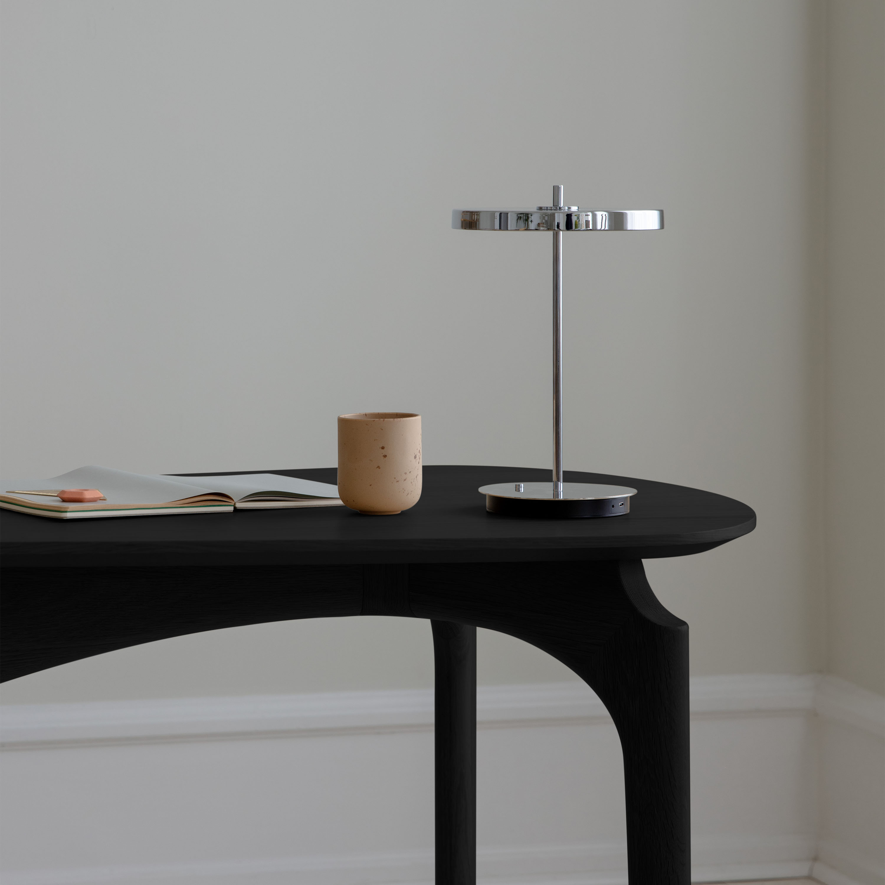 Umage Asteria Move Monochrome Portabel Bordslampa Steel