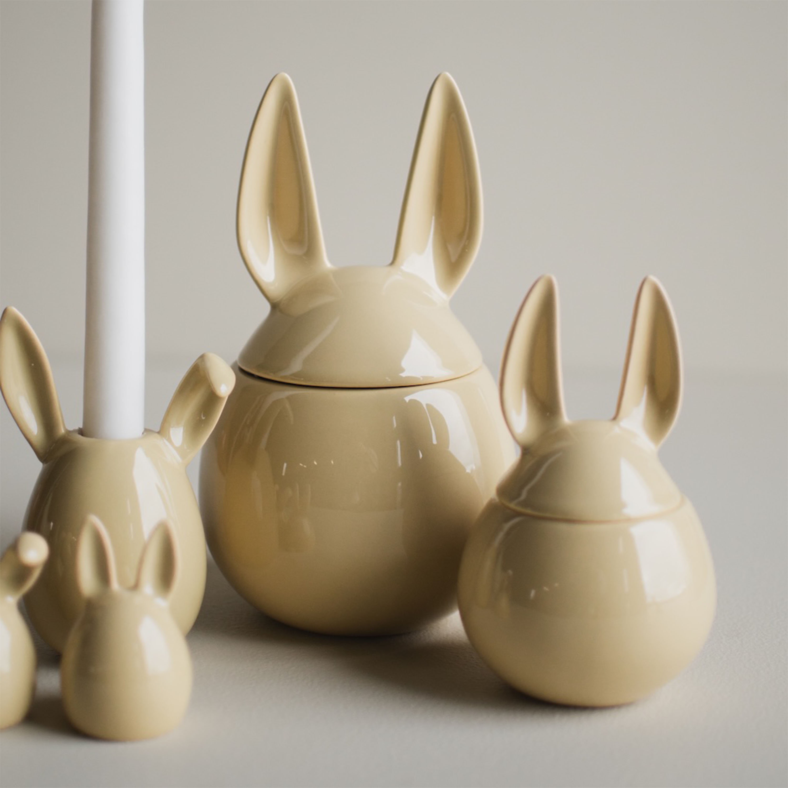 DBKD Eating Rabbit Pääsiäismuna Shiny Yellow Small