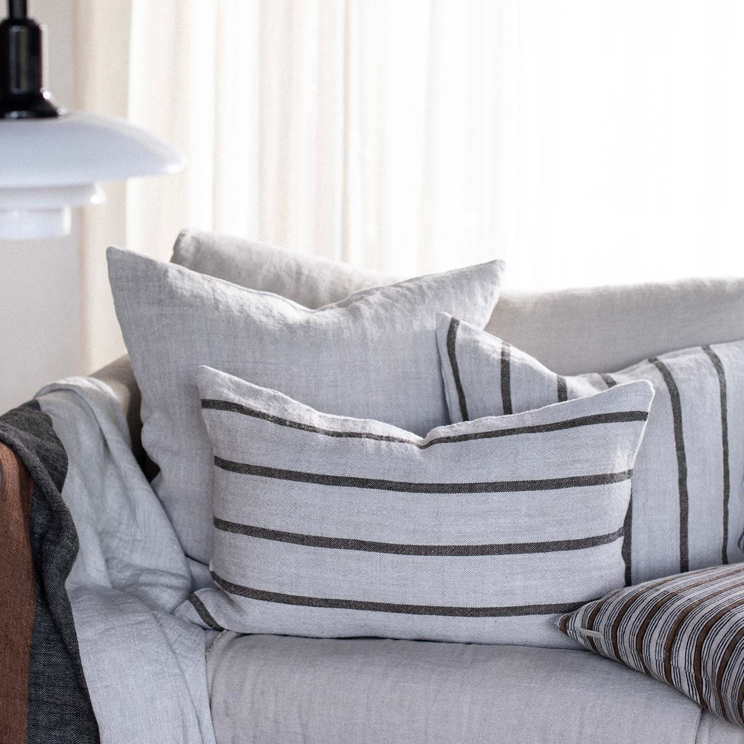 Tell me more Melvin Kuddfodral Linne Taupe Stripe 40x60