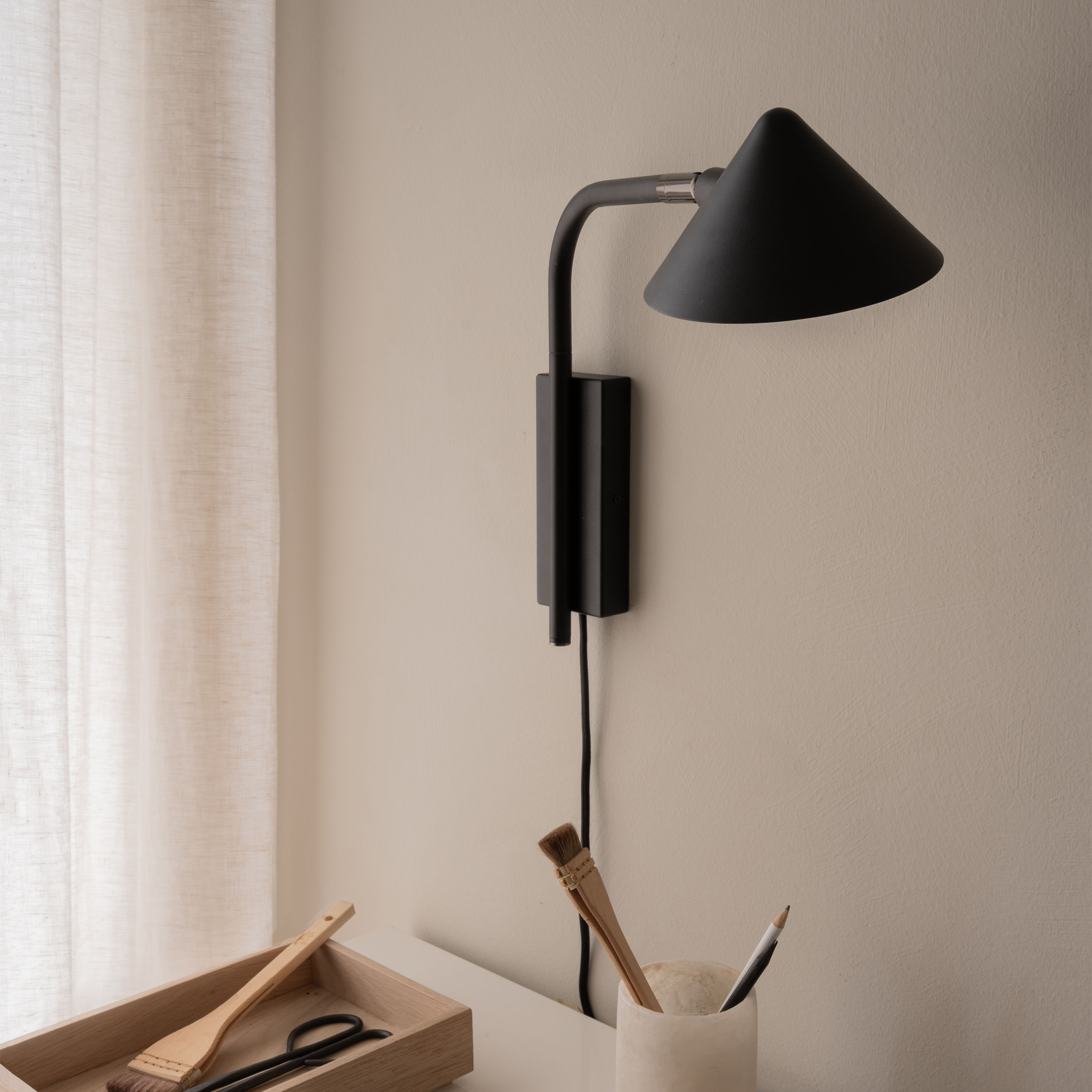 Watt &amp; Veke Kuro Vägglampa Black 32cm