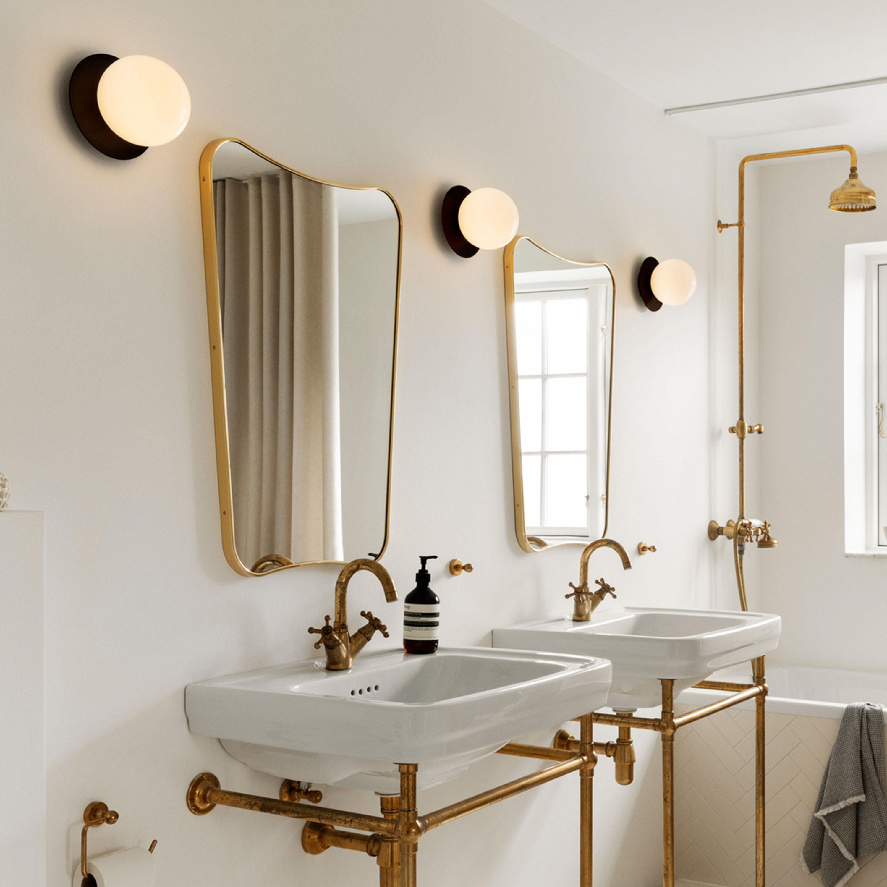 Nuura Liila 1 Vägg-/taklampa Black/Opal Medium