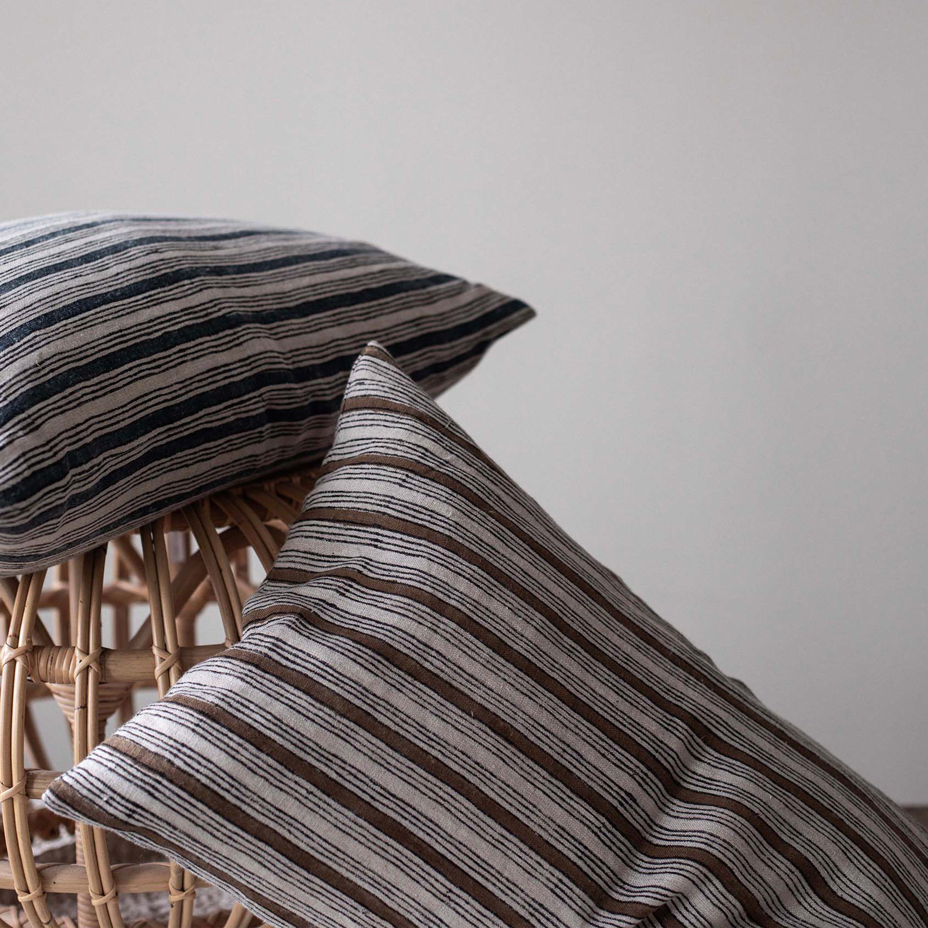 Tell me more Dino Kuddfodral Block Print Navy 40x60