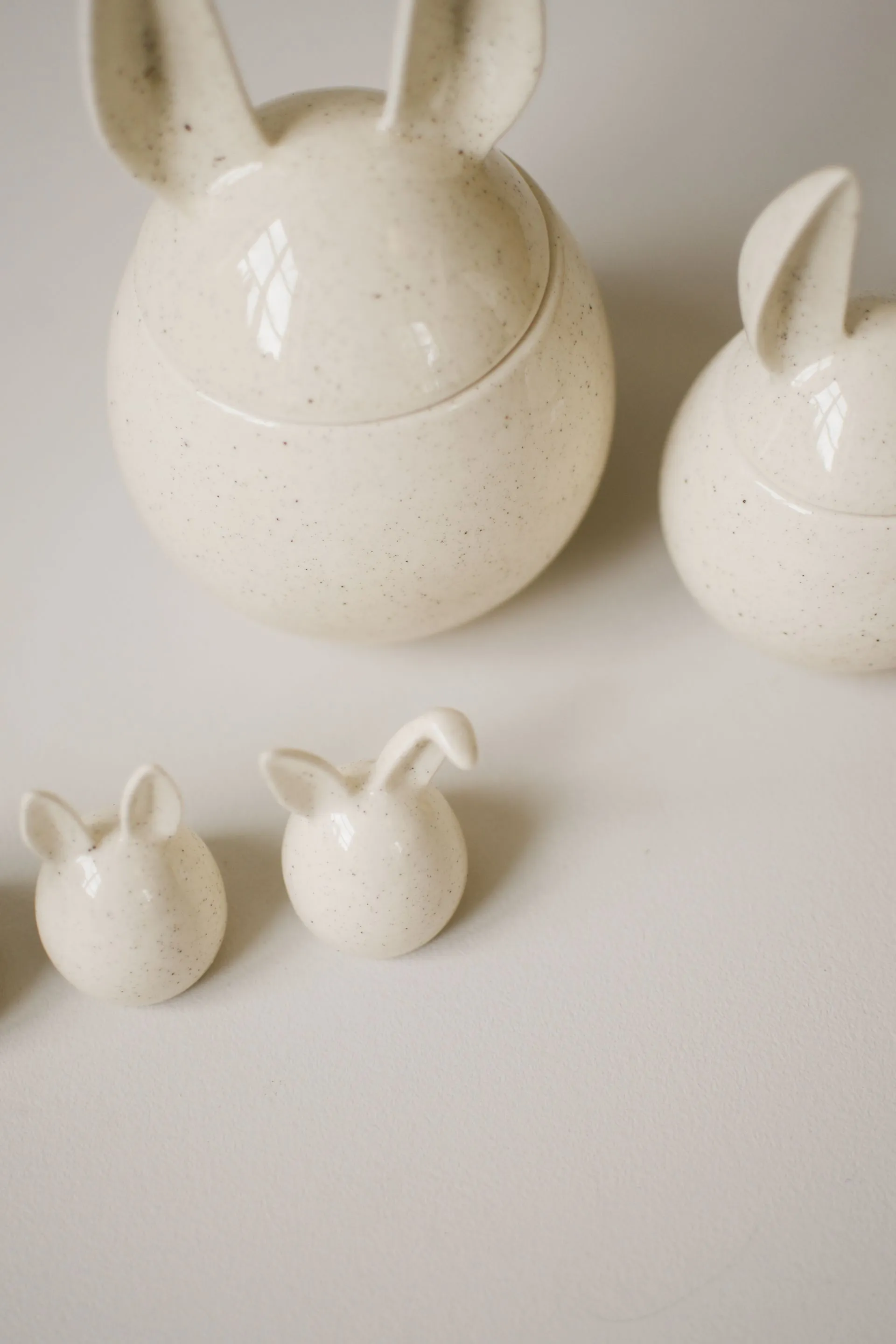 DBKD Eating Rabbit Påskägg Vanilla Large