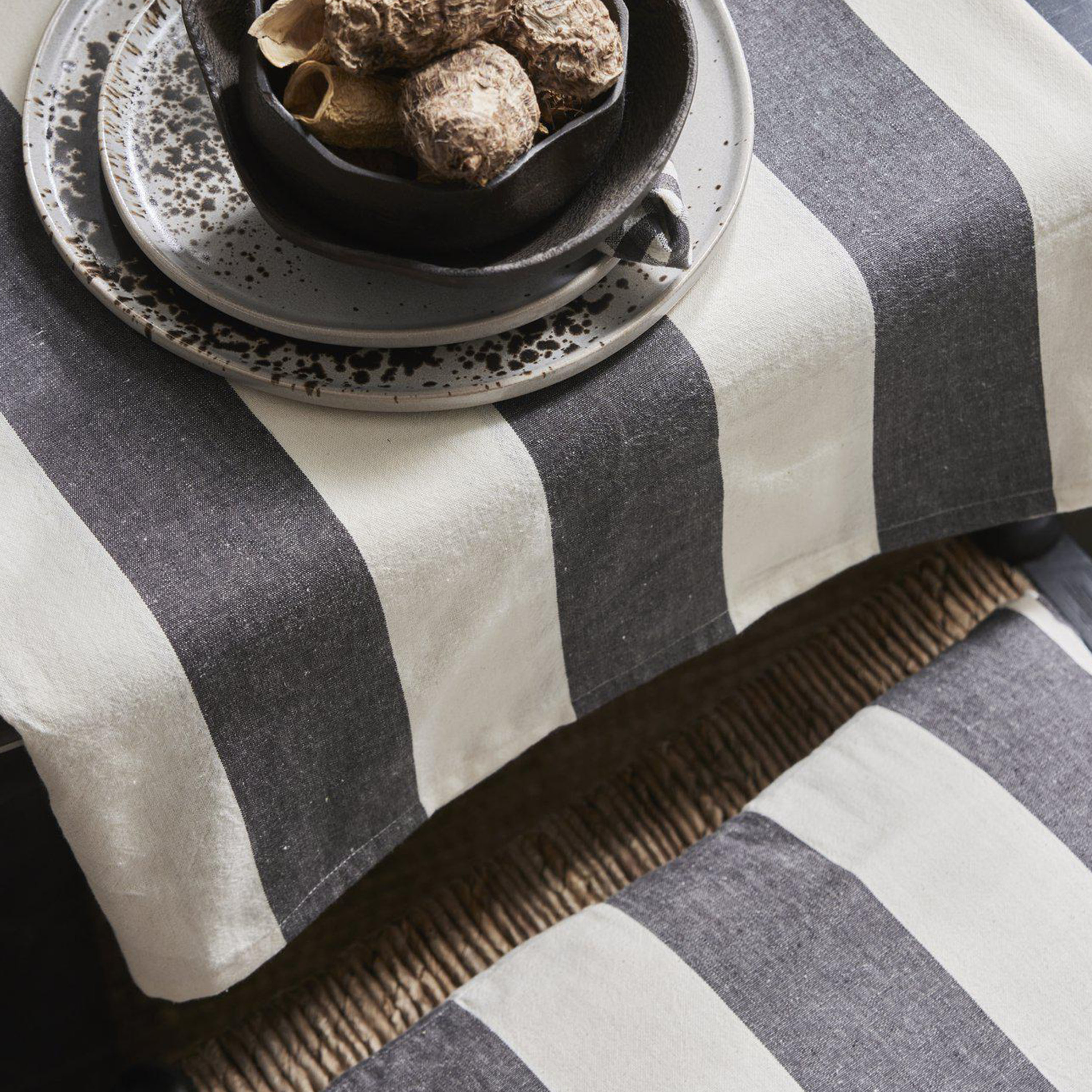 Jakobsdals Striato Pöytäliina Musta/offwhite 140x260