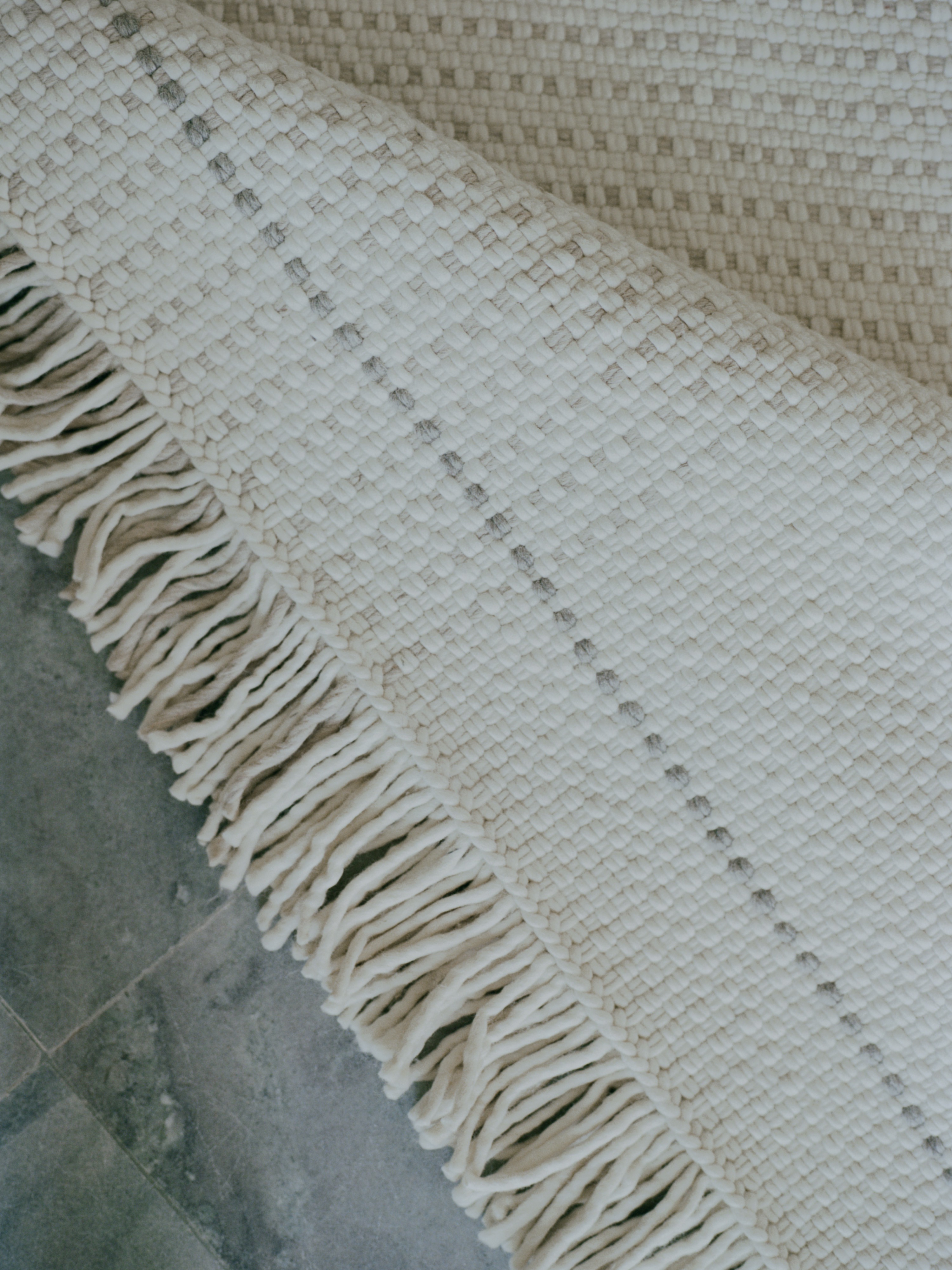 Linie Design Awakened Mind Ullmatta White 250x350