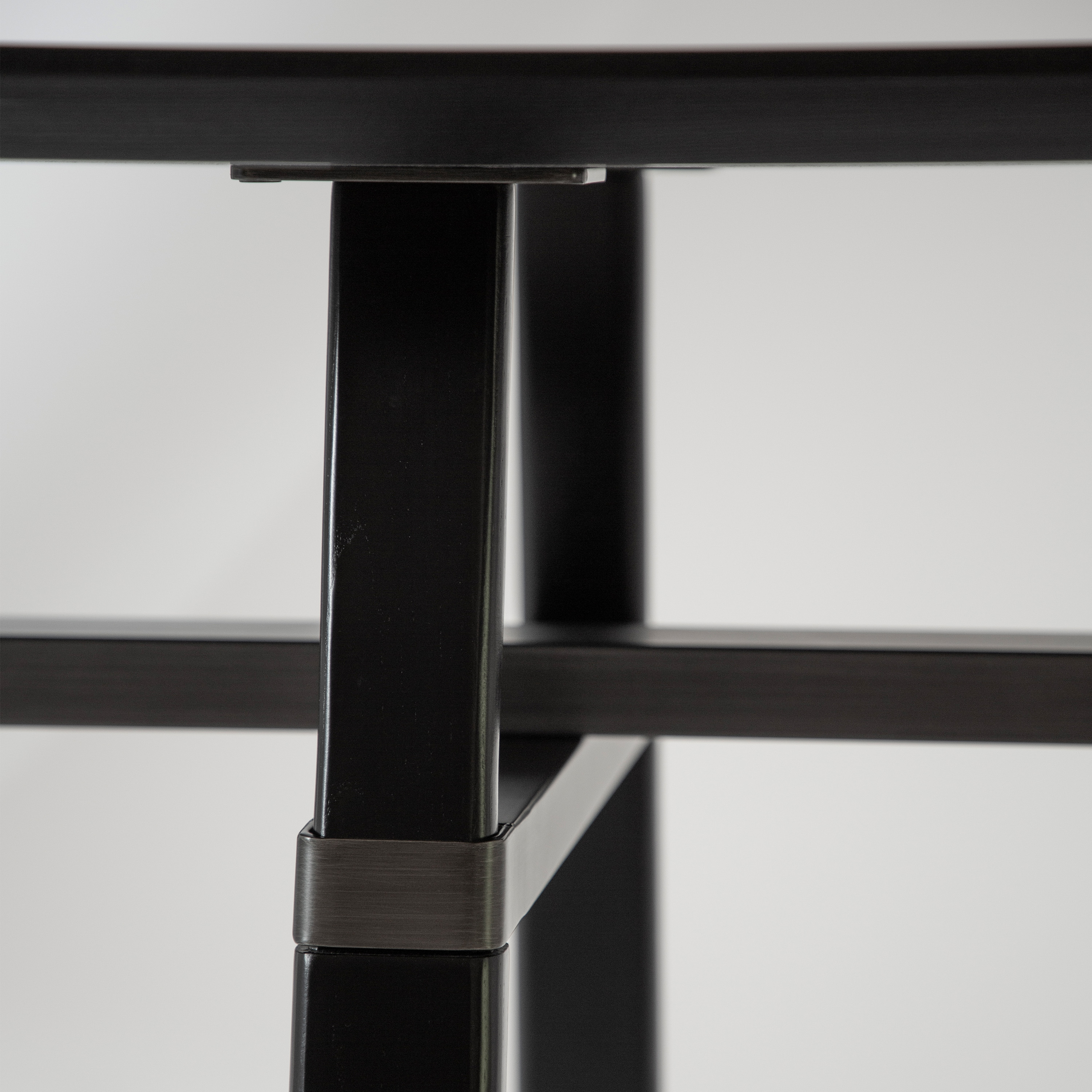 Dan Form Cross Ruokapöytä Mustaksi petsattu saarni/Antiikkipronssi 220cm