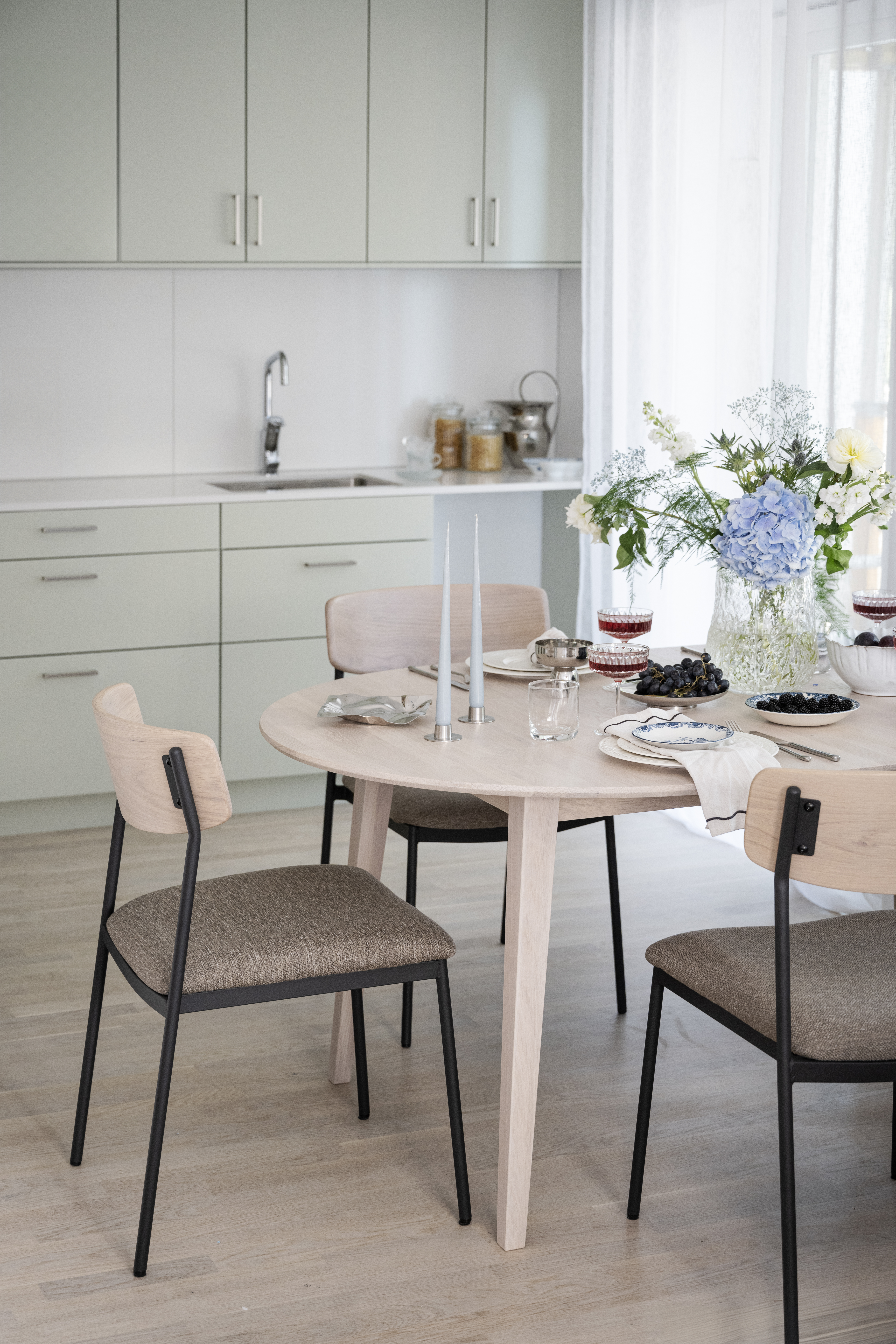 Rowico Home Maymont Esszimmerstuhl Weiß Pigmentierte Eiche/Dunkelbeige/Schwarz