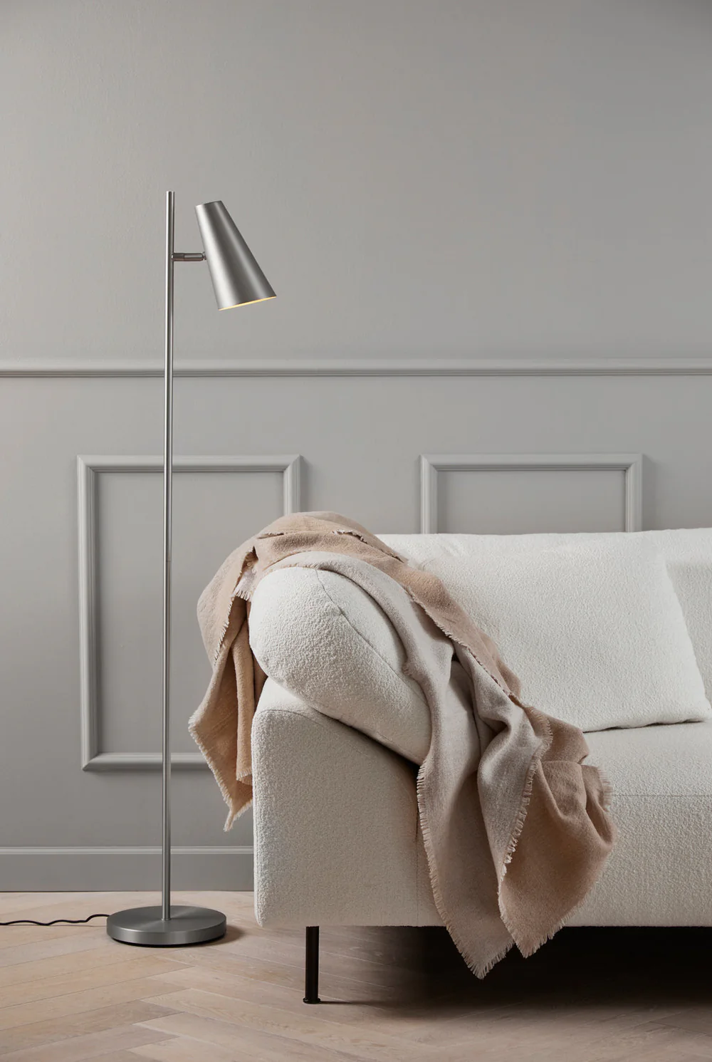 Woud Cono Stehleuchte Satin 141 cm