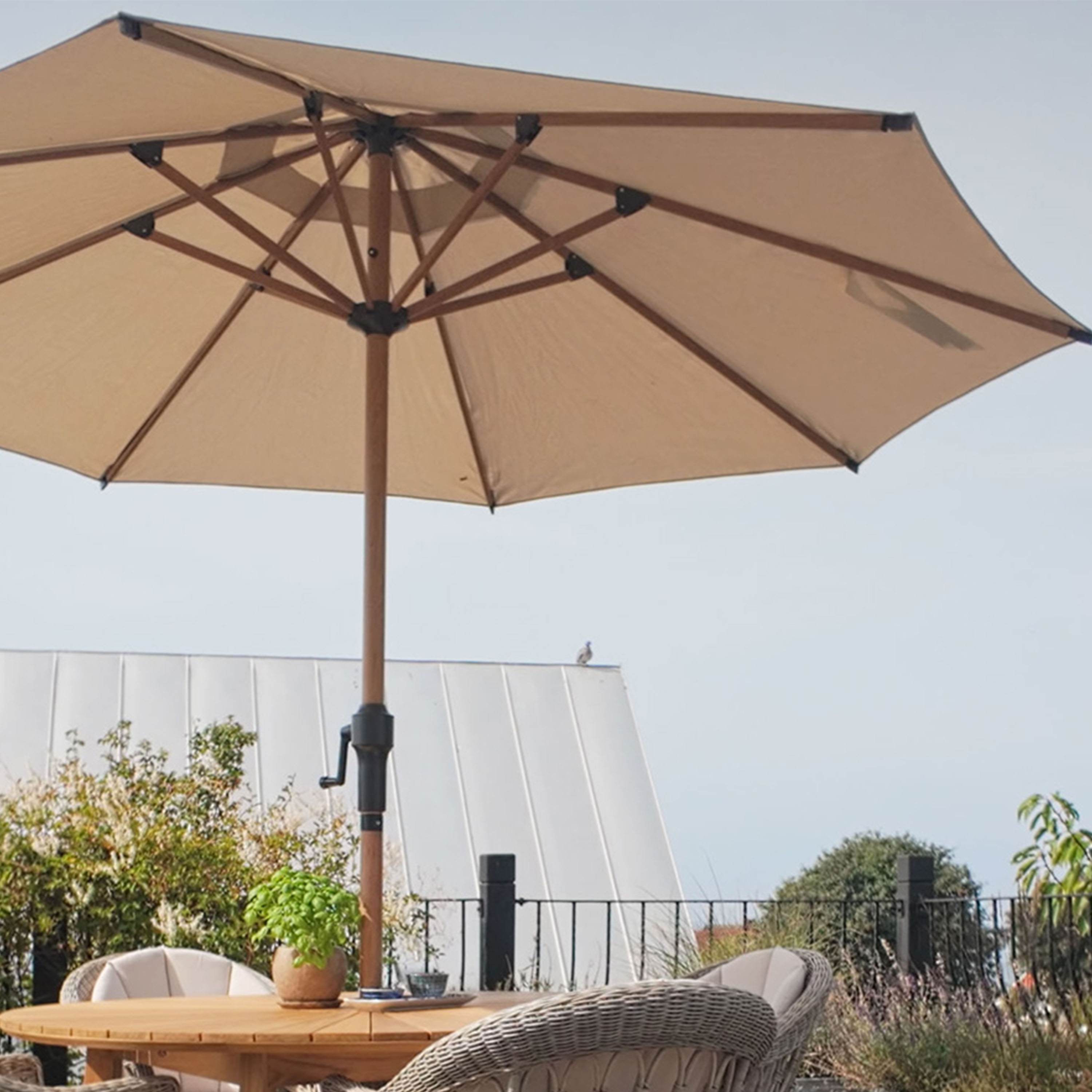 Hillerstorp Parasoll m. Sveiv Beige Ø300