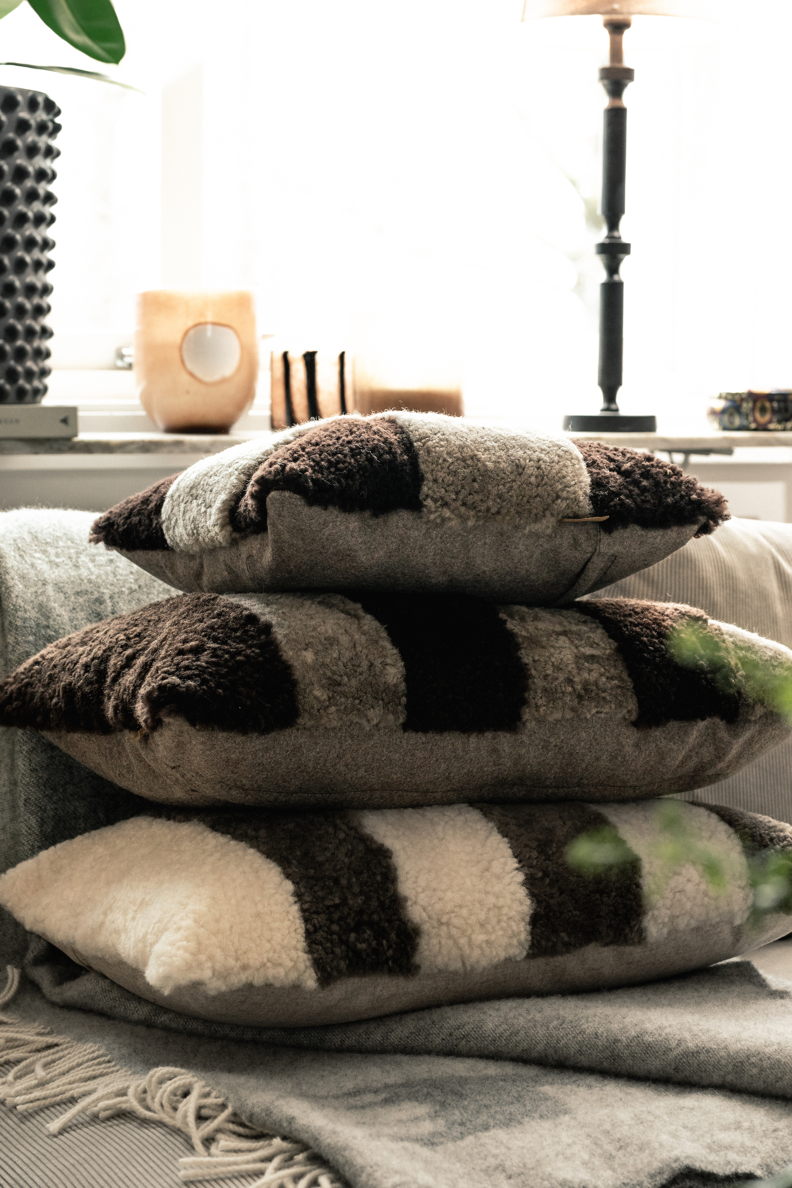 Shepherd Rand Prydpute i saueskinn Stone/Mørkebrun 40x60