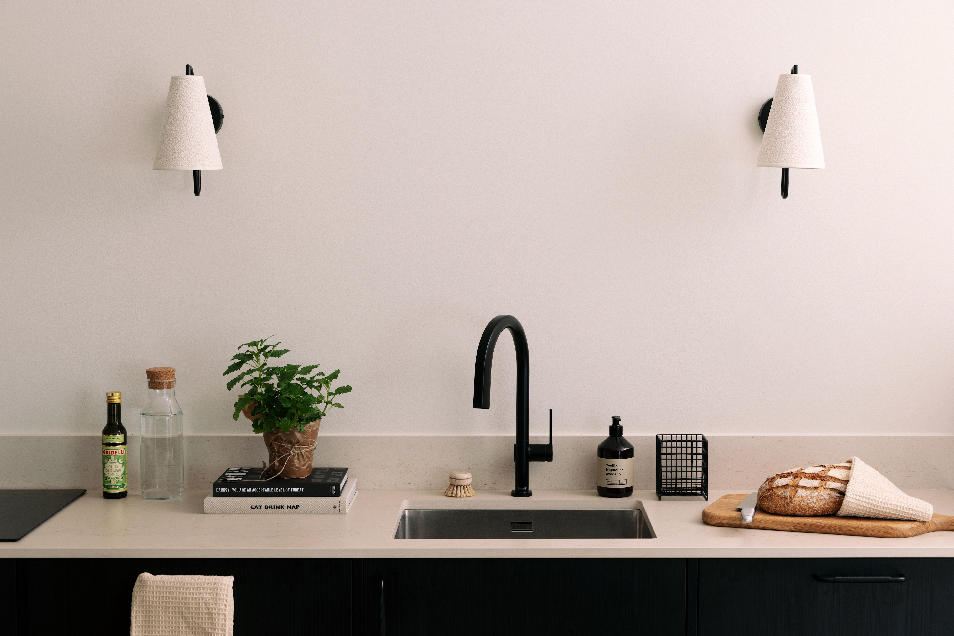 Globen Lighting Lou Vegglampe Bouclé Hvit/Svart