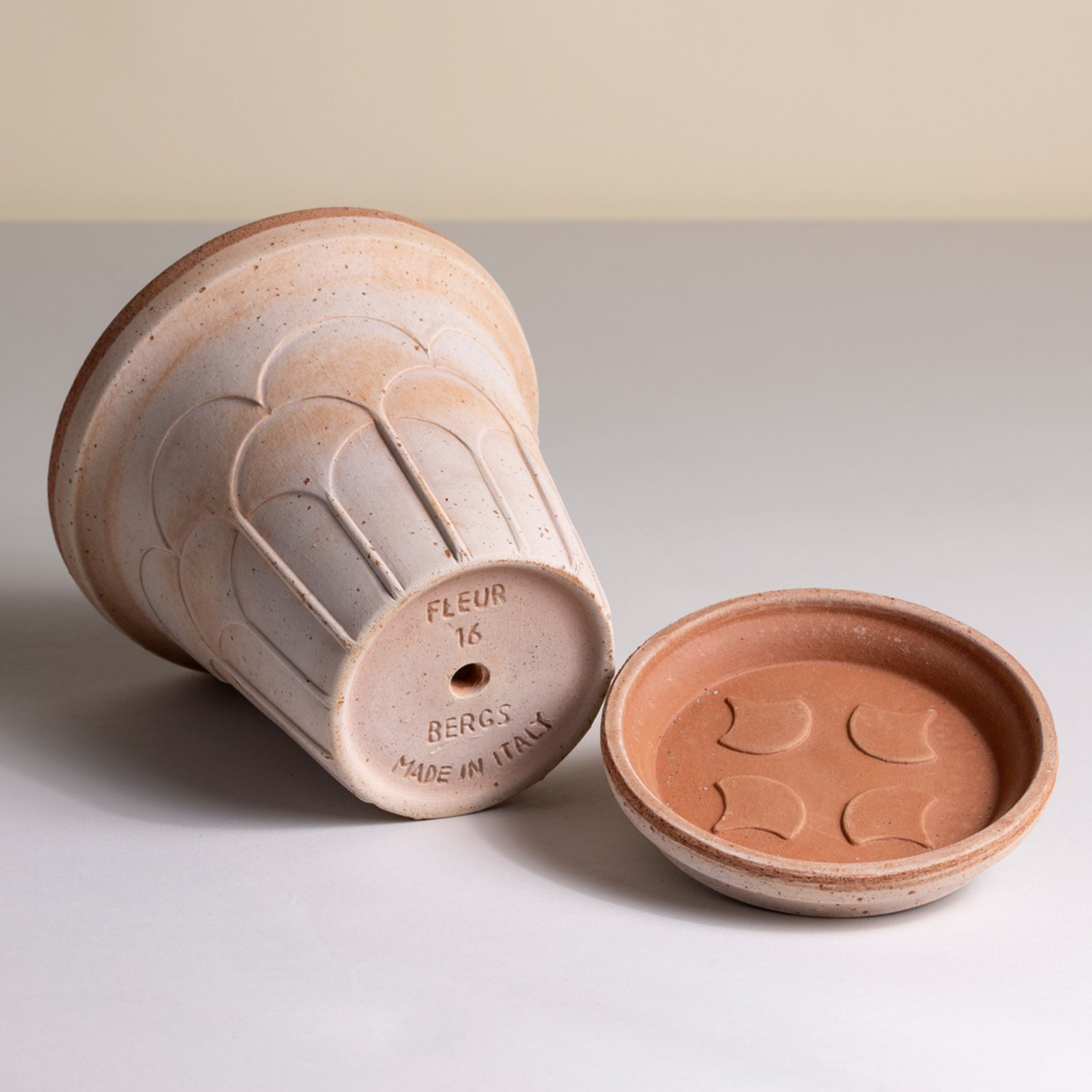 Bergs Potter Fleur Ruukku aluslautasella Raw Rosa Ø18