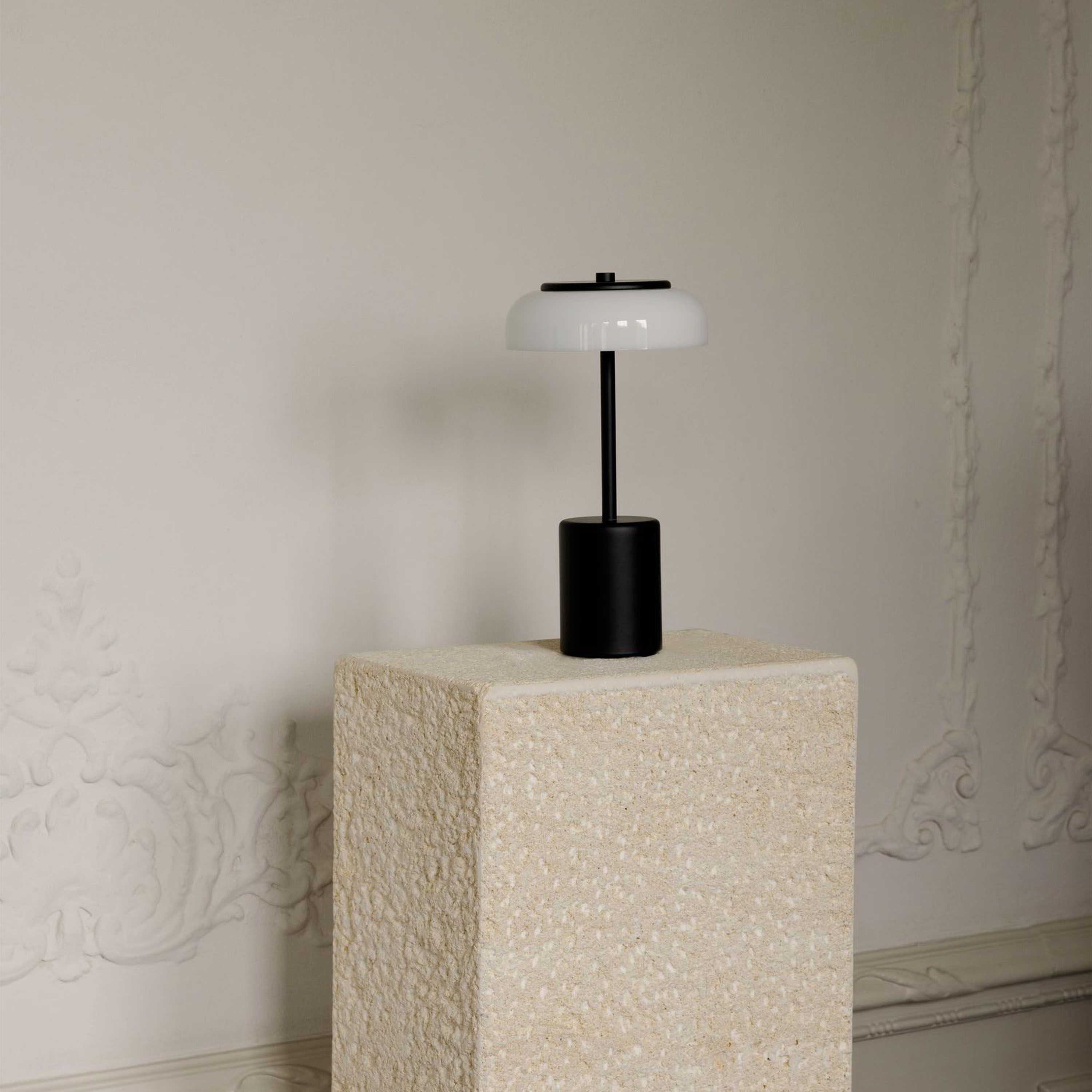 Nuura Blossi Portabel Bordslampa Black/Opal Mini