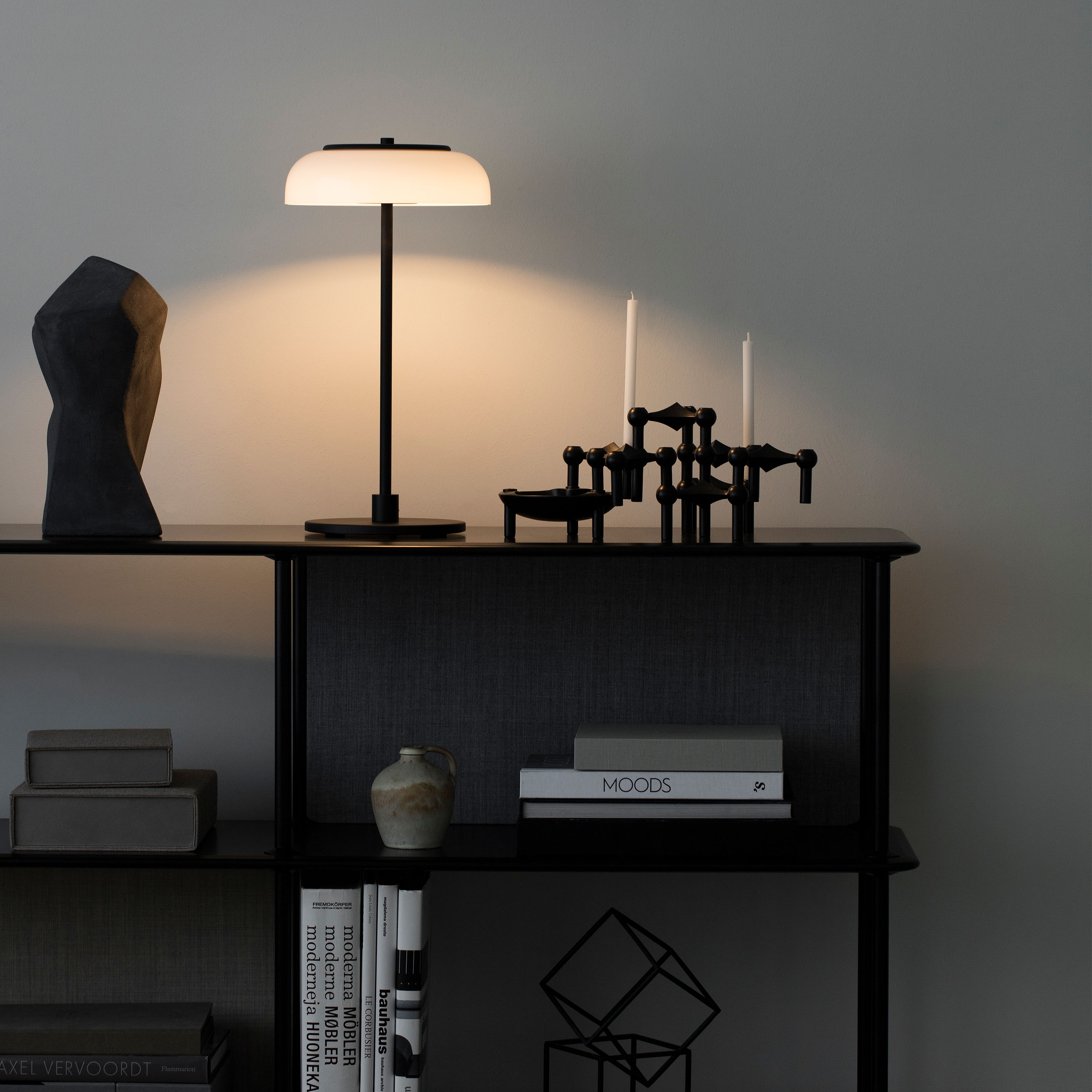 Nuura Blossi Bordslampa Black/Opal Small