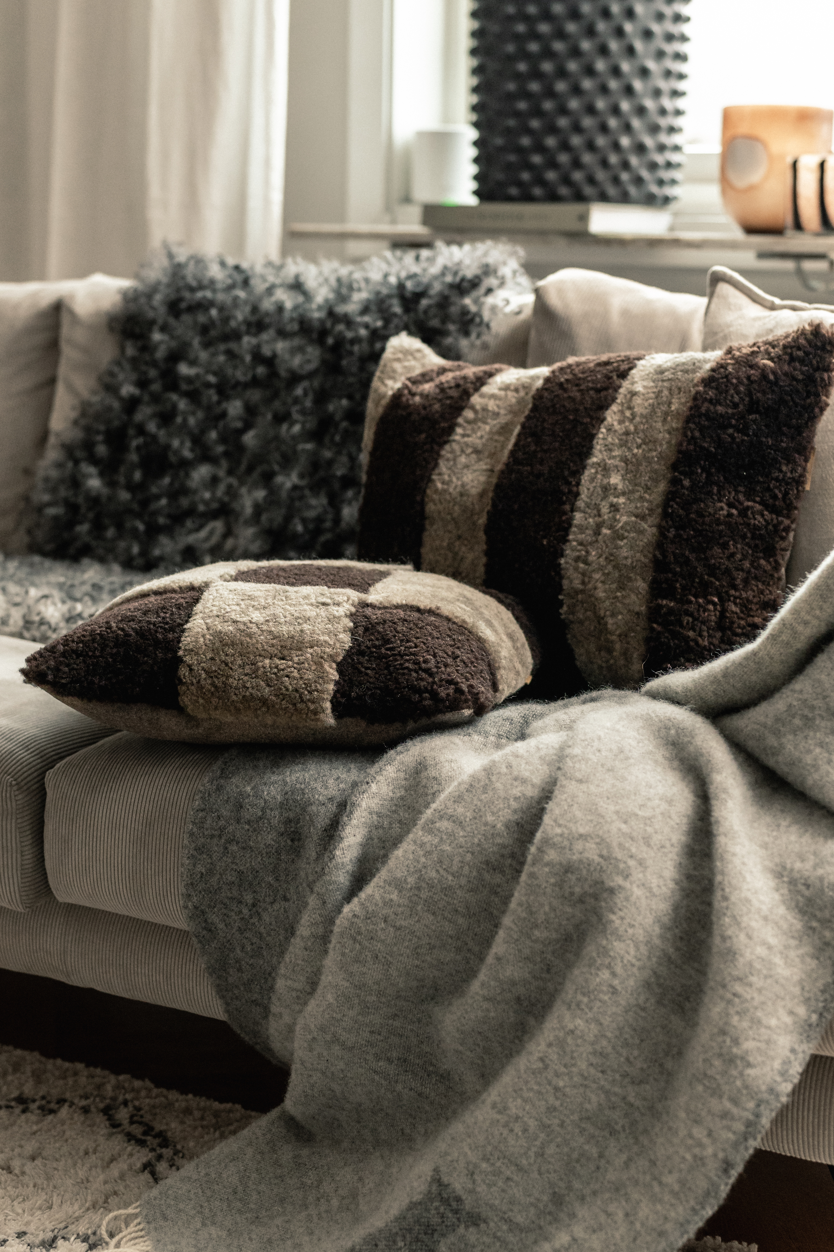 Shepherd Rand Prydpute i saueskinn Stone/Mørkebrun 40x60