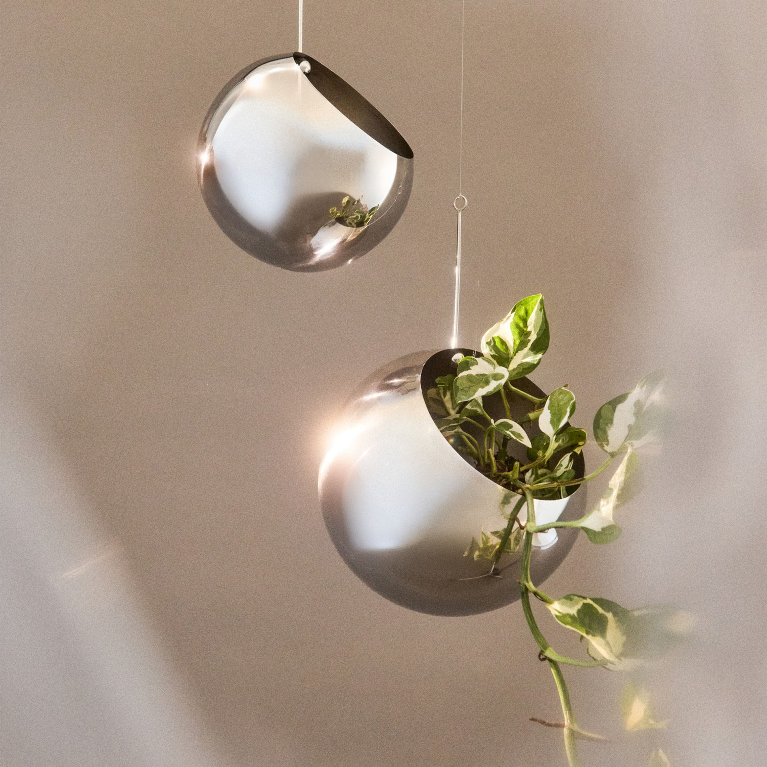 AYTM Globe Wandtopf Silber Ø17