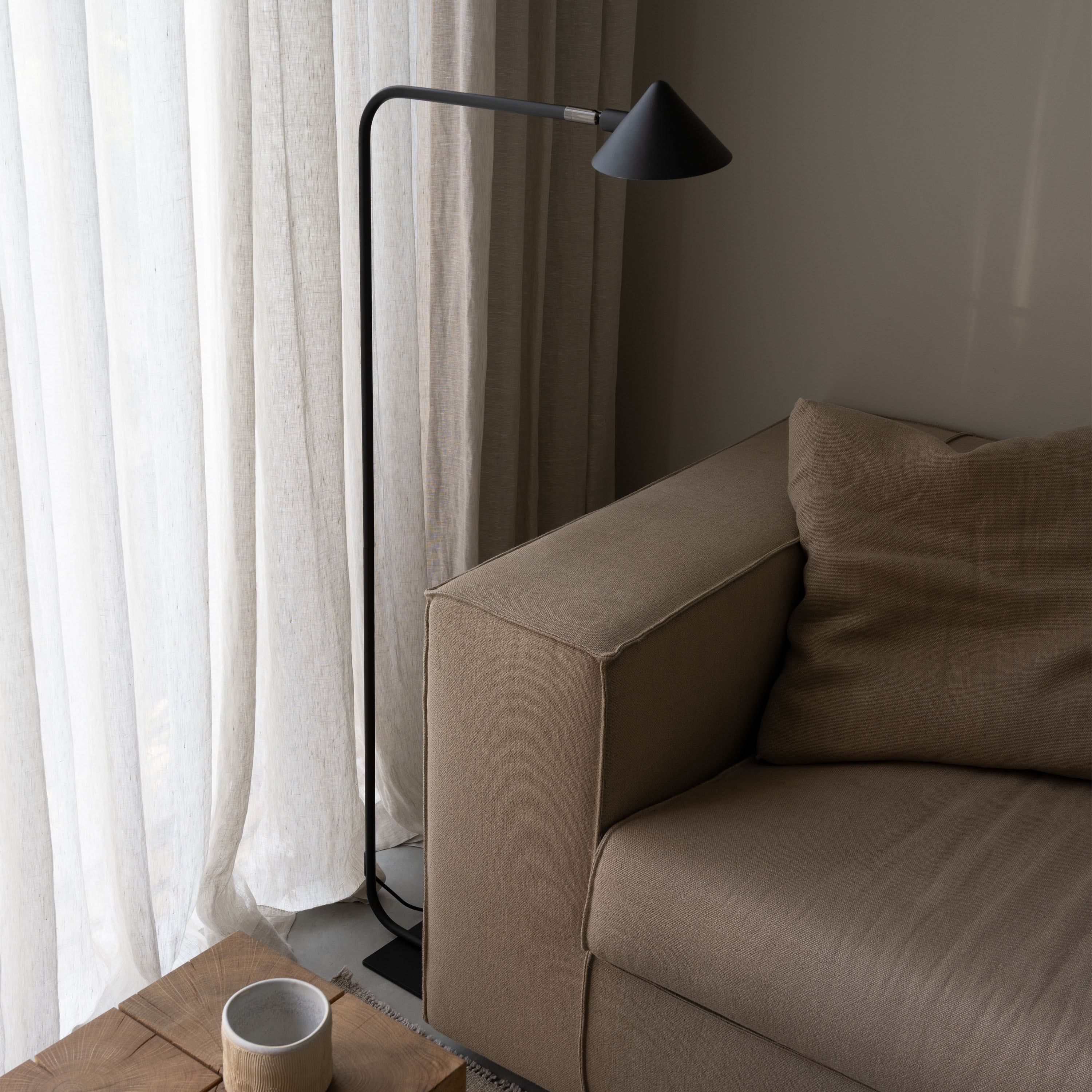 Watt &amp; Veke Kuro Gulvlampe Black 120cm