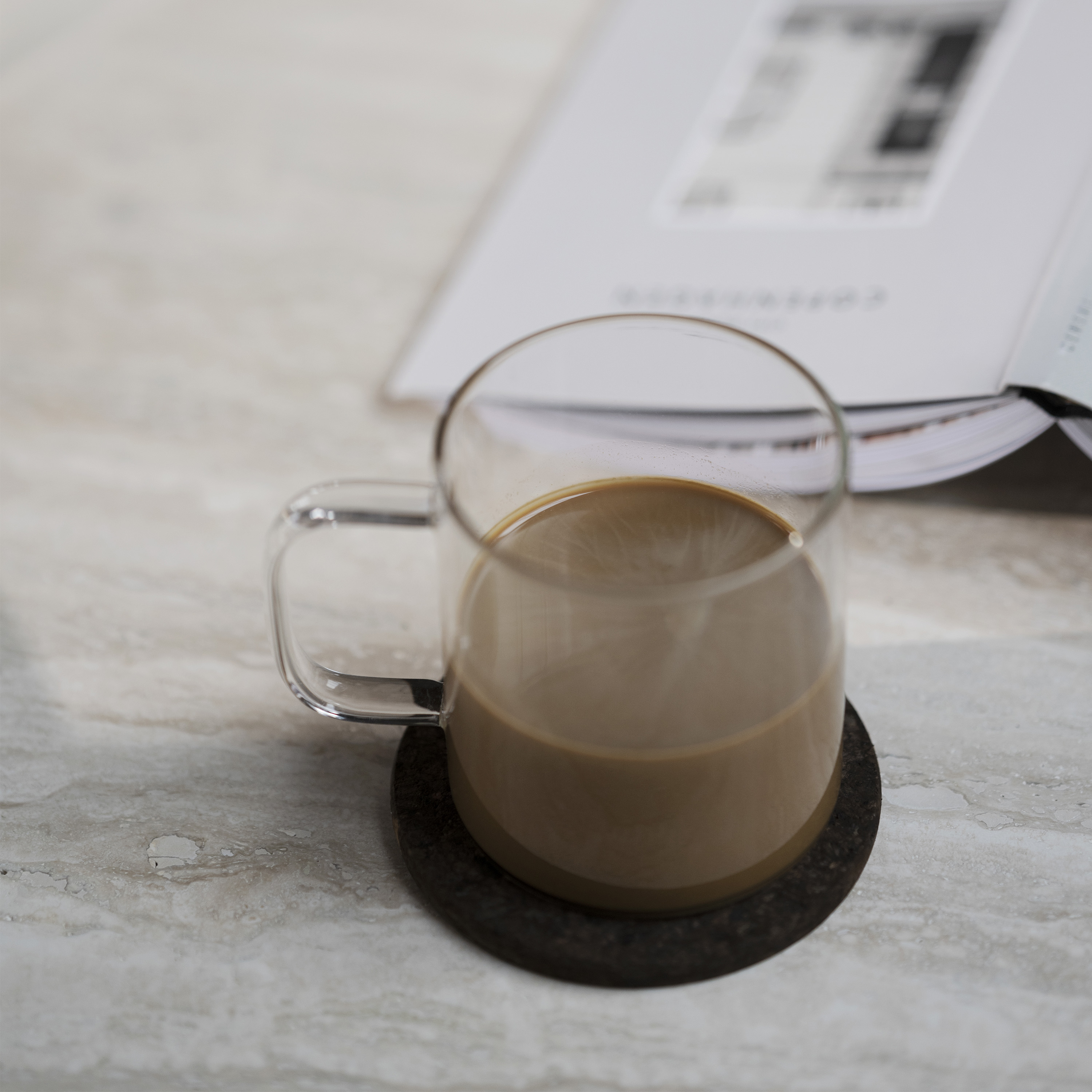 Rowico Home Taransay Soffbord Beige Travertin/Vitpigmenterad Ek Ø60