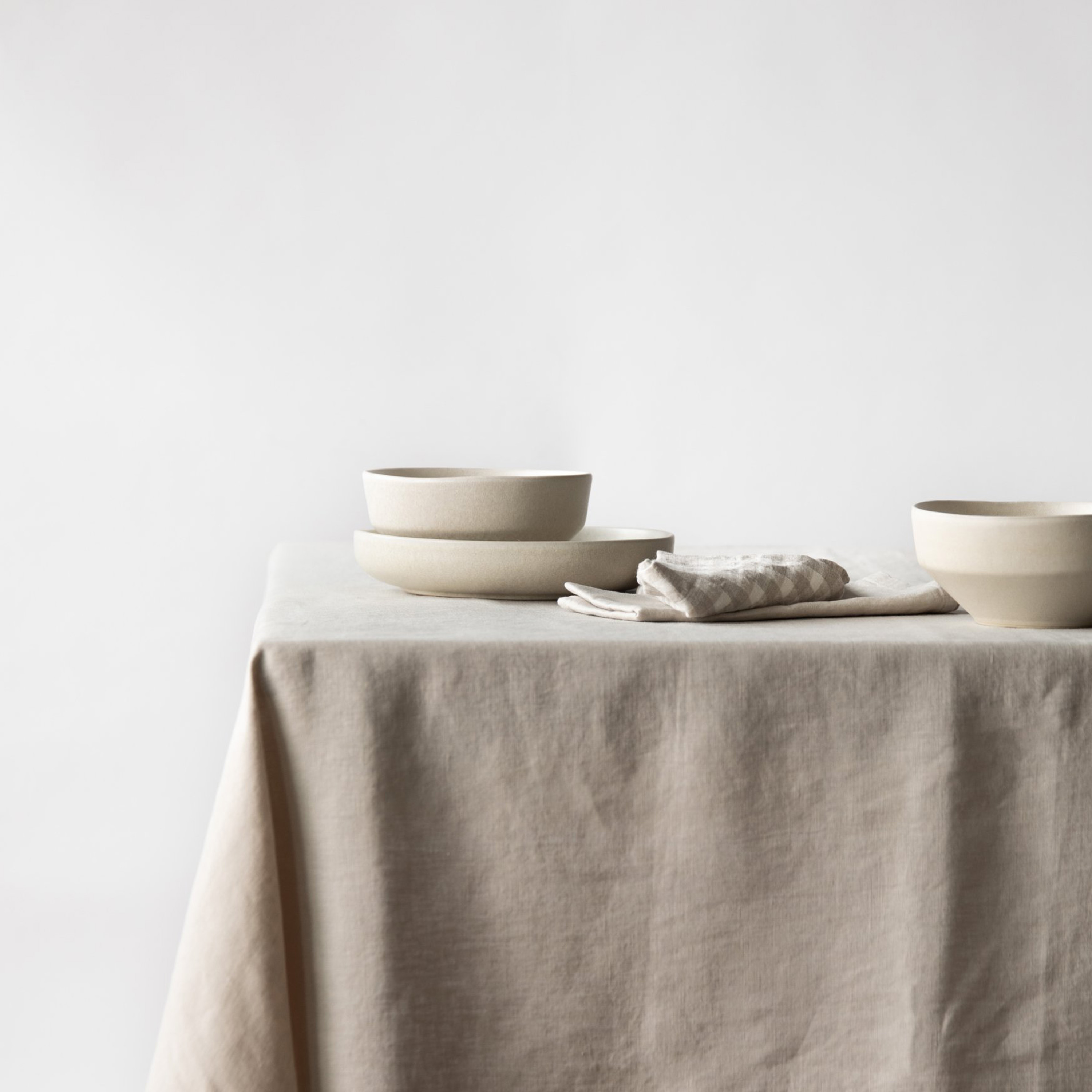 Tell me more Pöytäliina Pellava Warm Grey 145x145