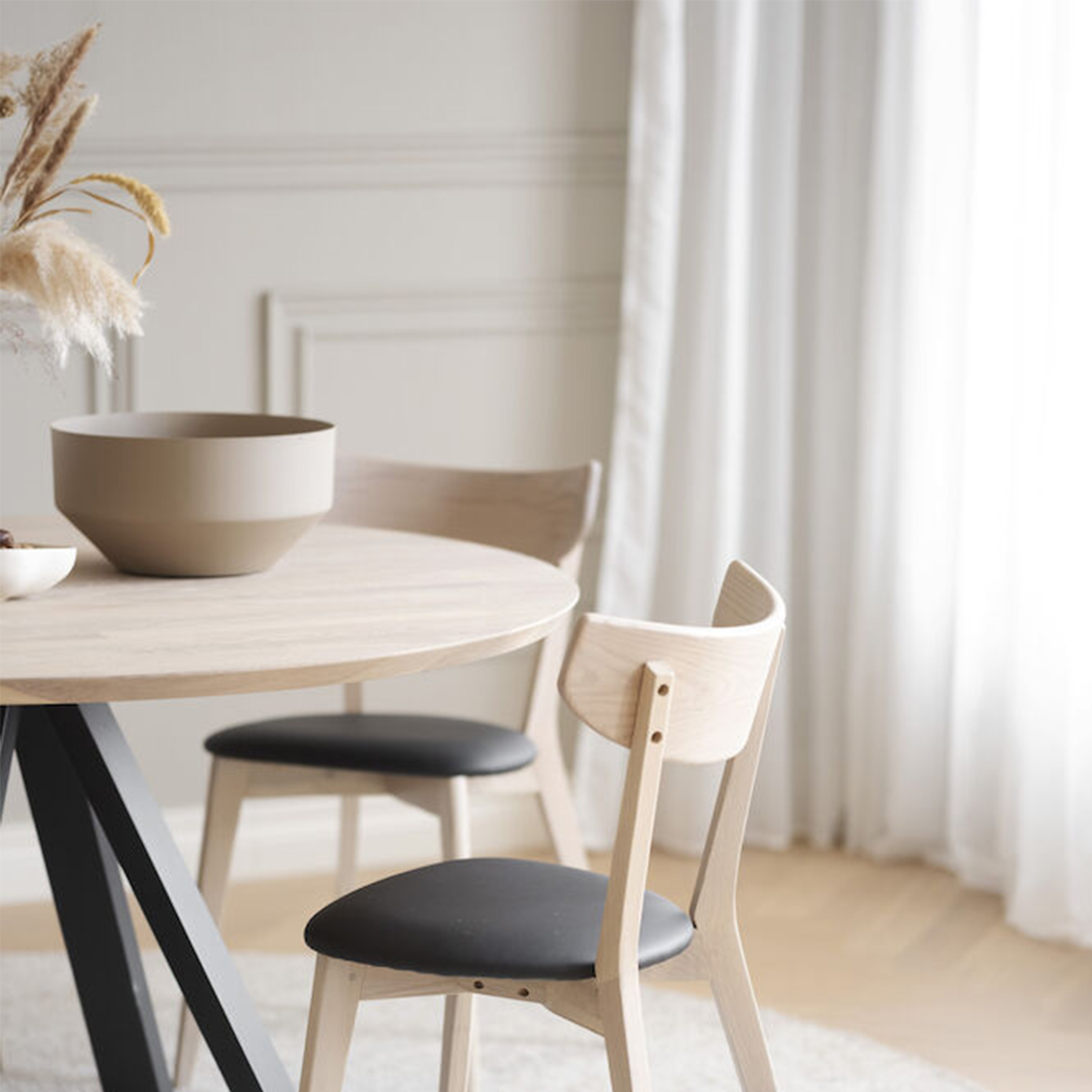 Rowico Home Carradale Matbord Vitpigmenterad/Svart Ø130