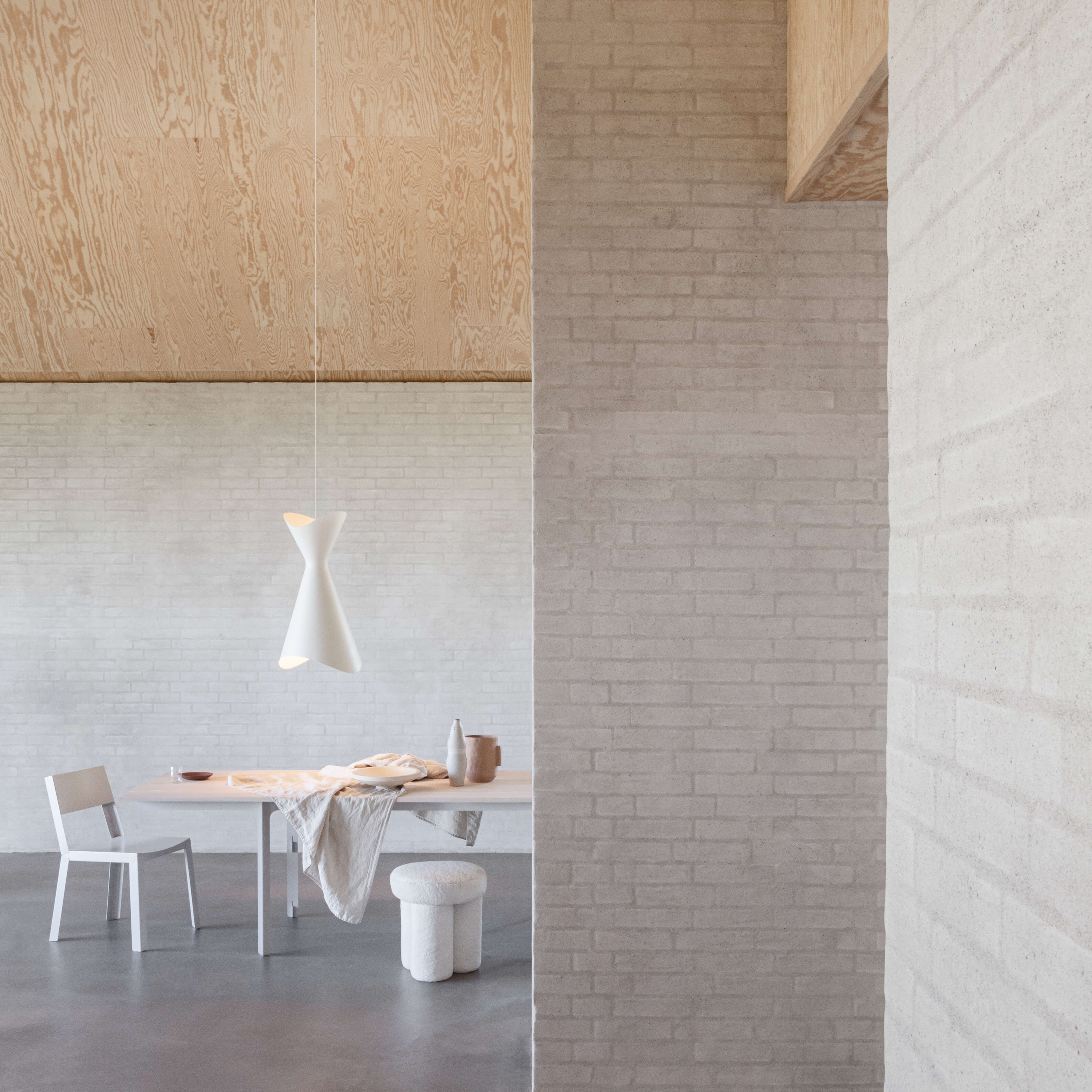 LYFA Ninotchka Kattovalaisin Valkoinen 42cm