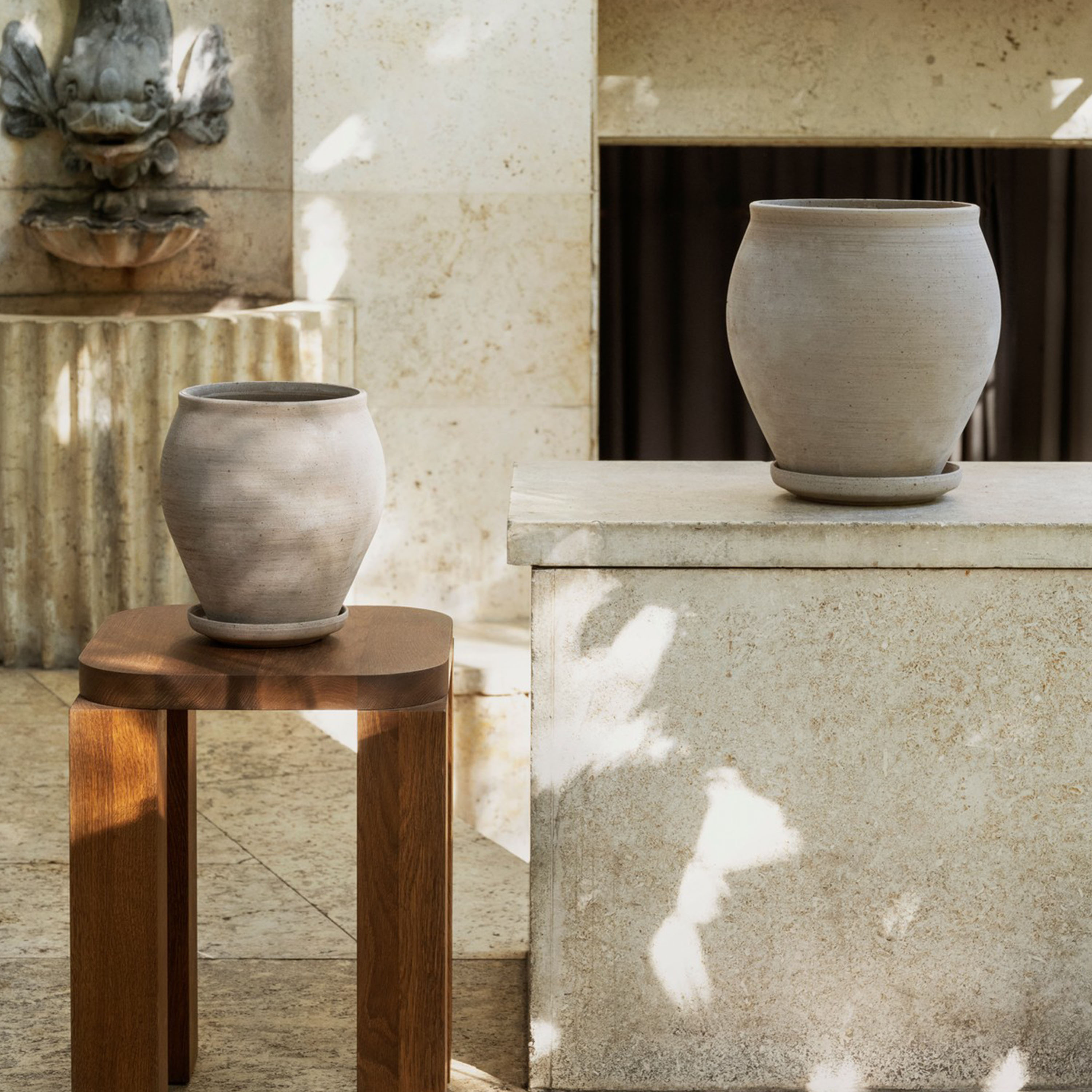 Bergs Potter Delphi Ruukku aluslautasella Raw Grey Ø26