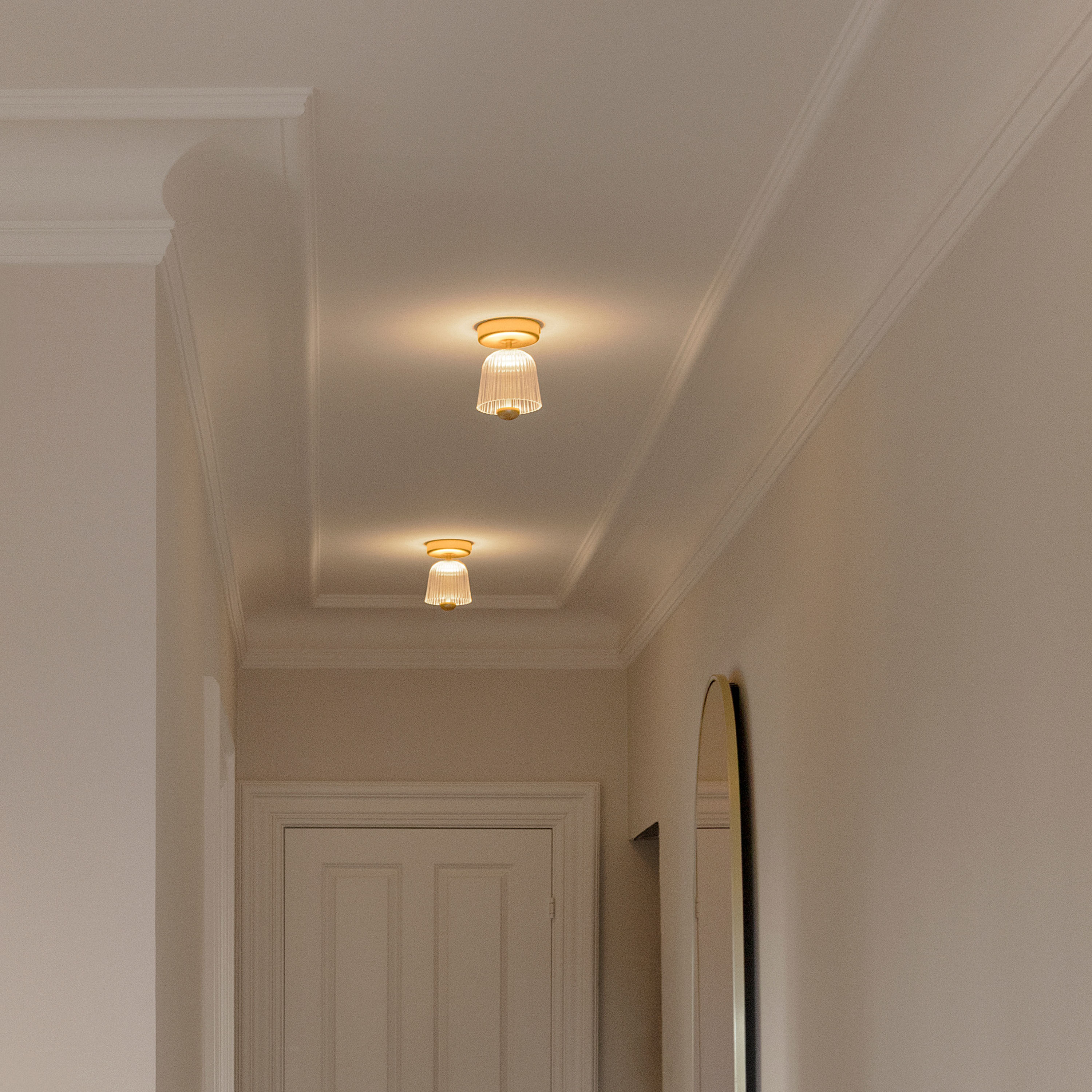 Nuura Asteea Taklampe Satin Brass/Ripple Clear