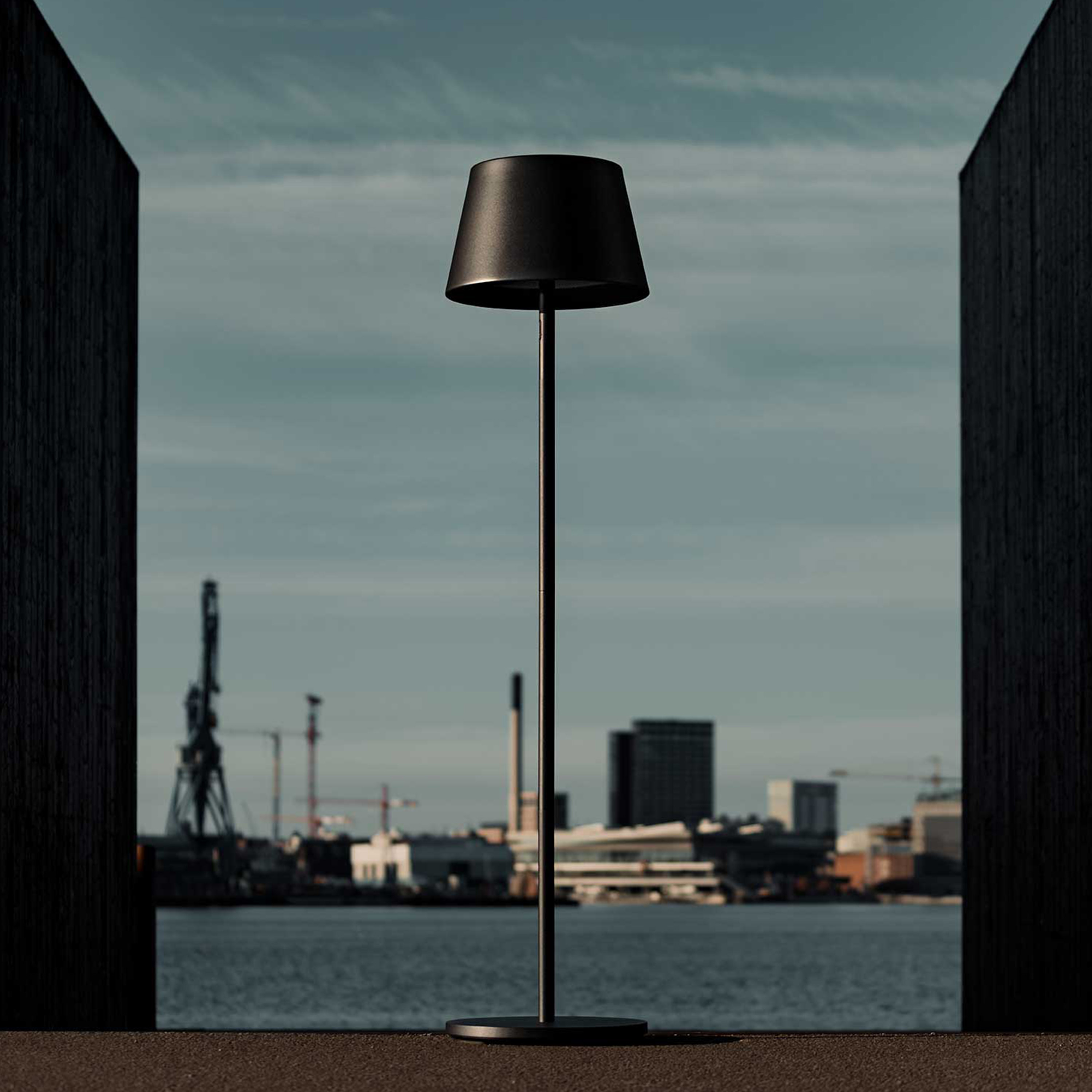 LOOM Design Modi Portabel Golvlampa Black