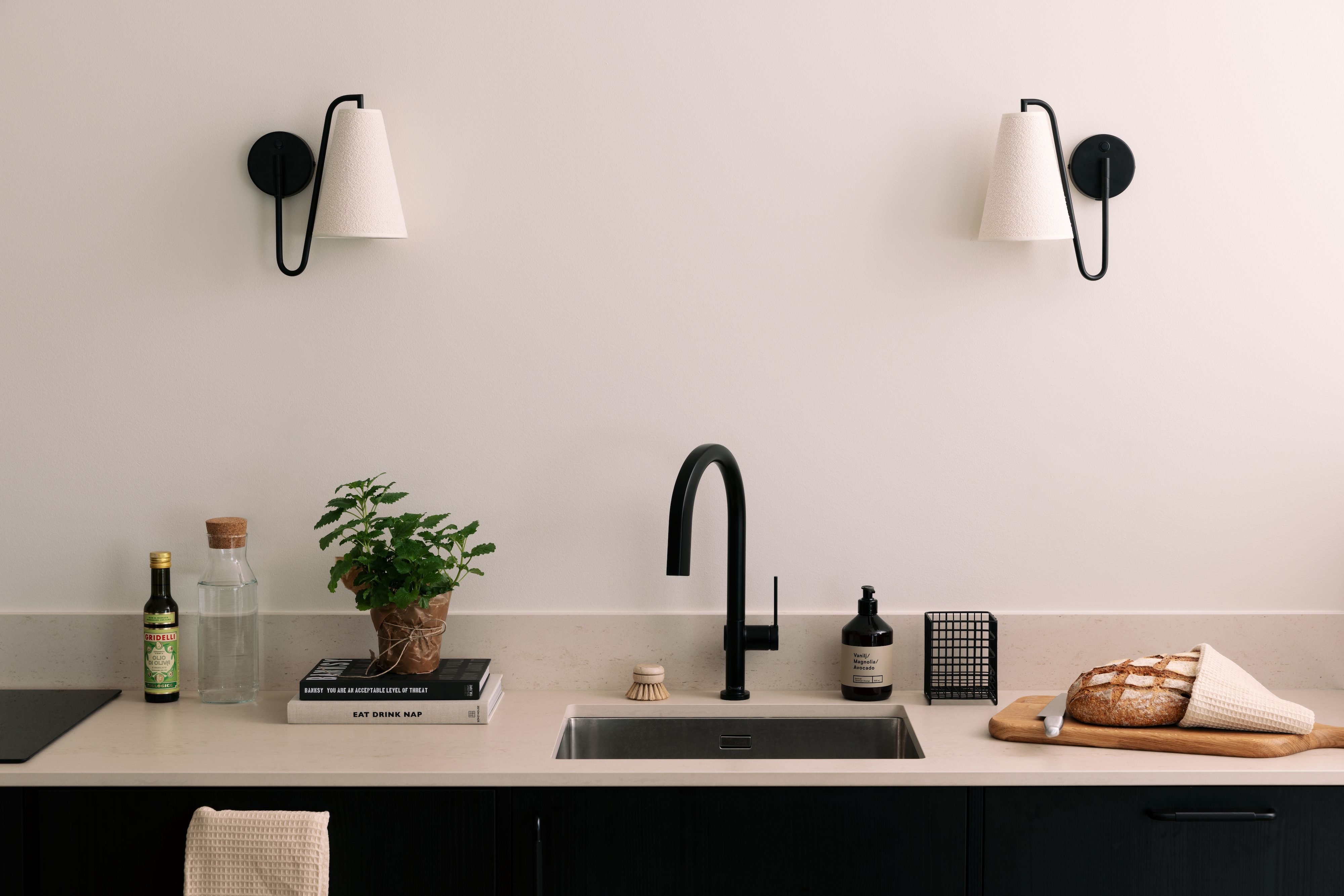 Globen Lighting Lou Vegglampe Bouclé Hvit/Svart