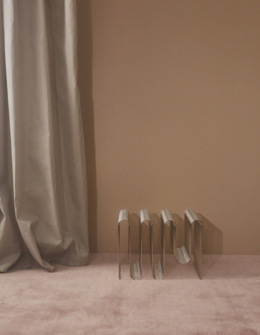 AYTM Curva Magasinholder Sølv