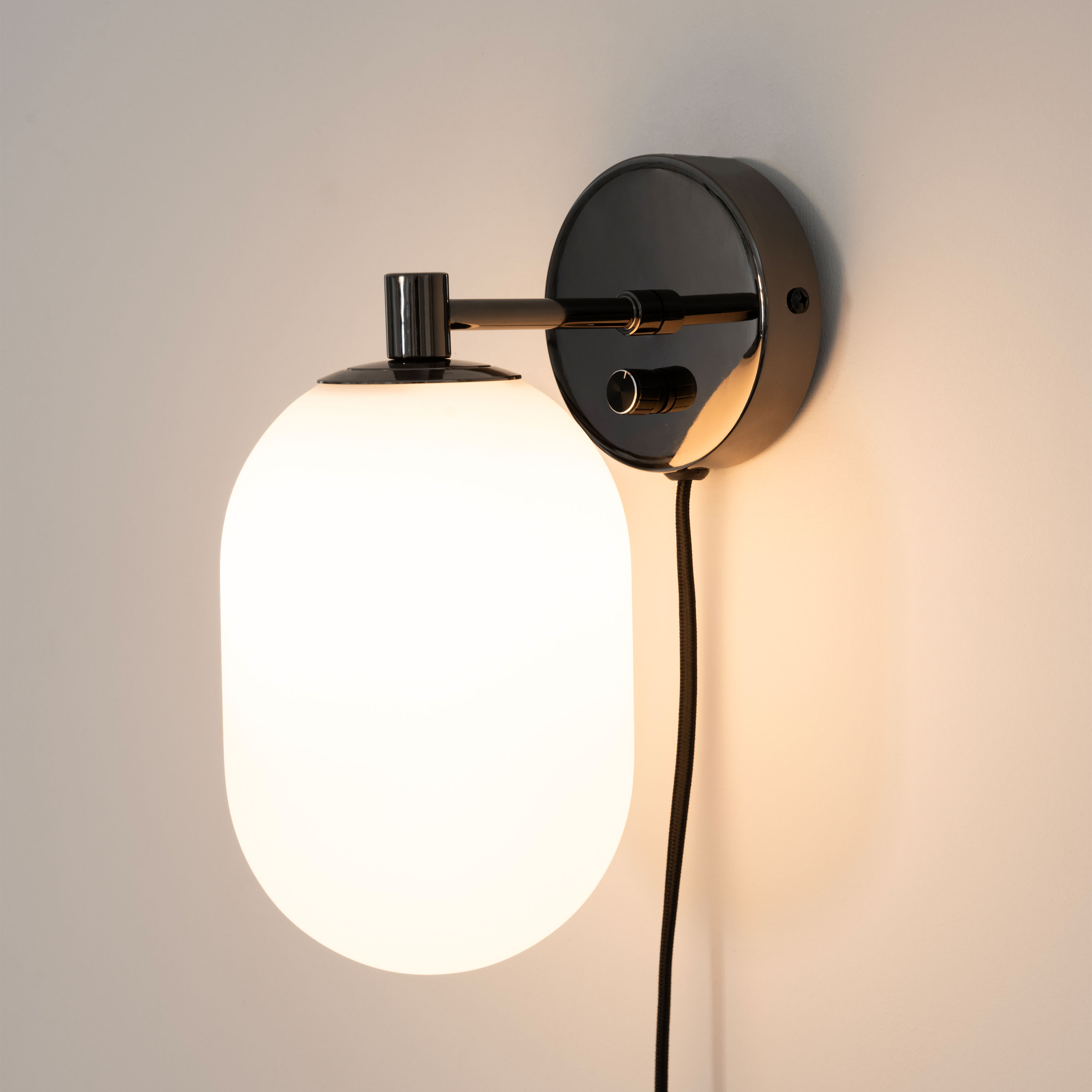 Watt &amp; Veke Noor Vägglampa Opal/Black 24cm