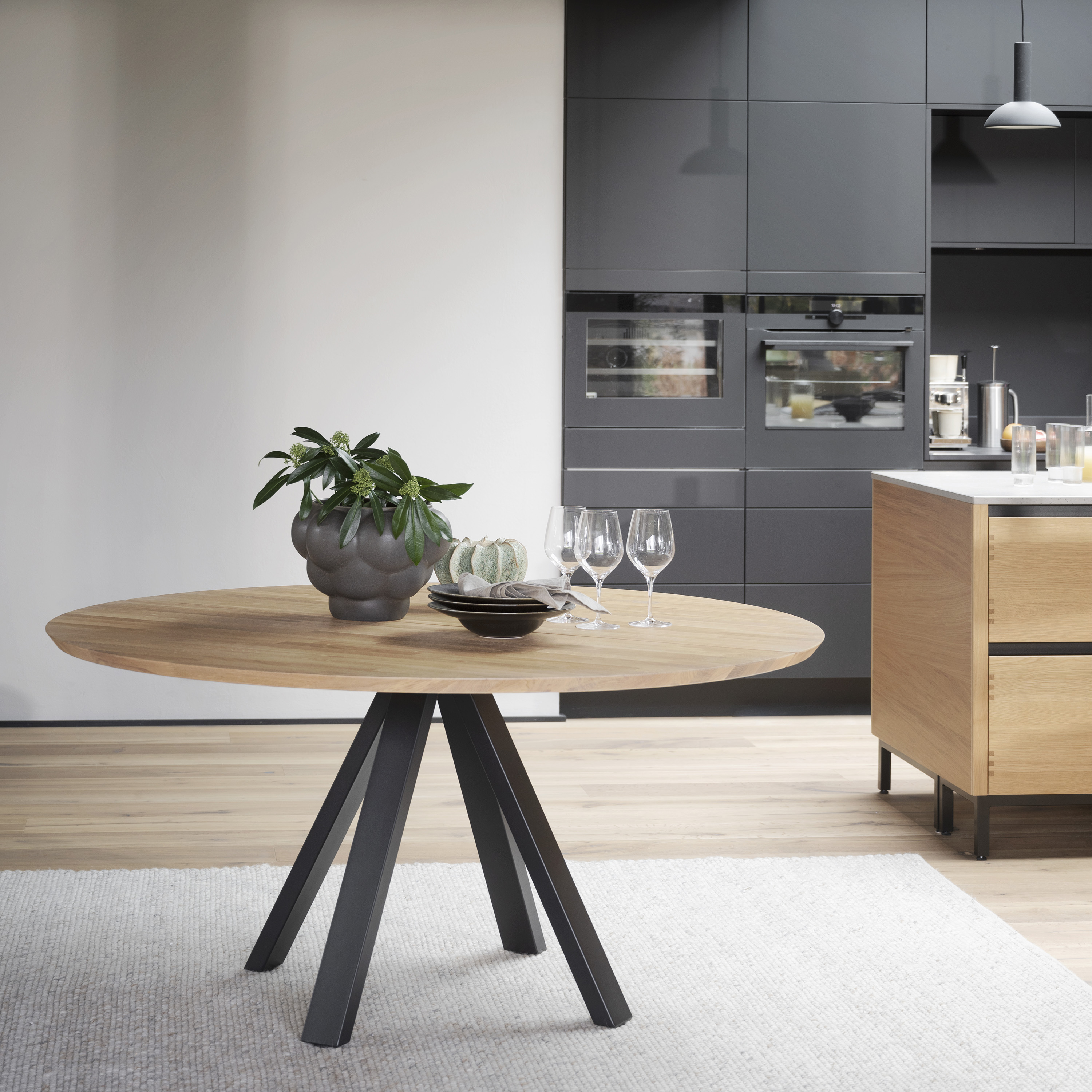 Rowico Home Carradale Matbord Ek/Svart Ø150