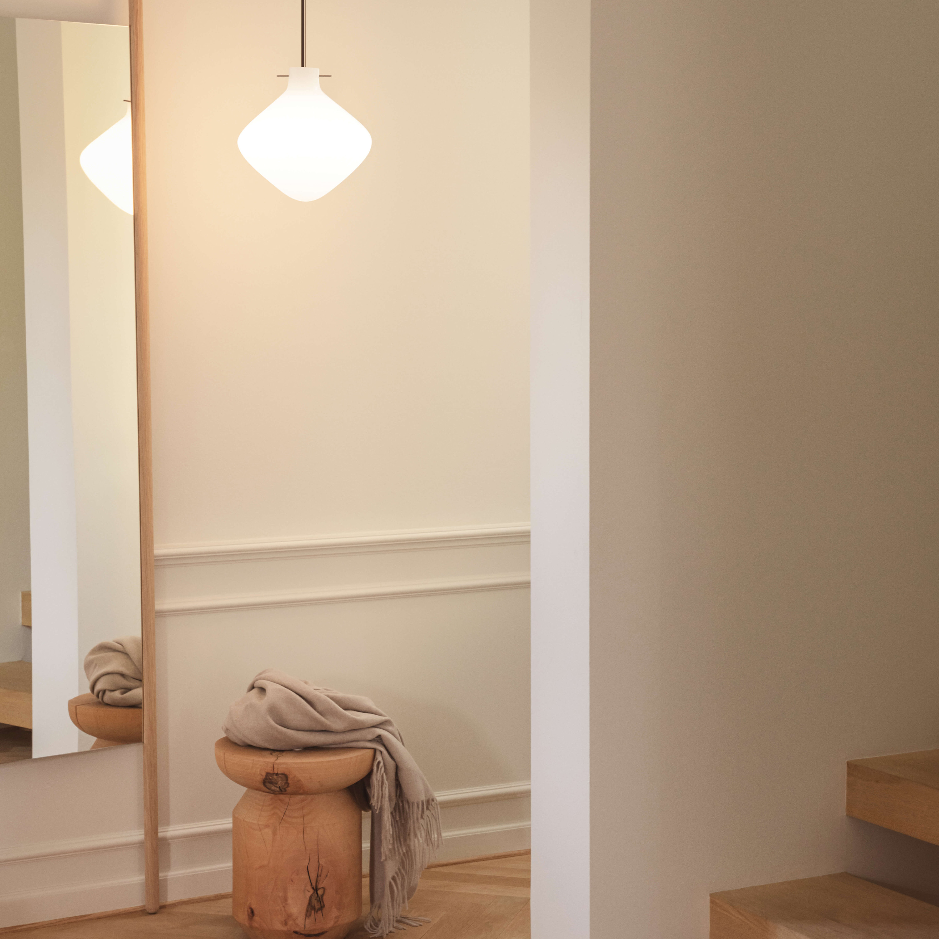 LYFA Repose Kattovalaisin Musta 26cm