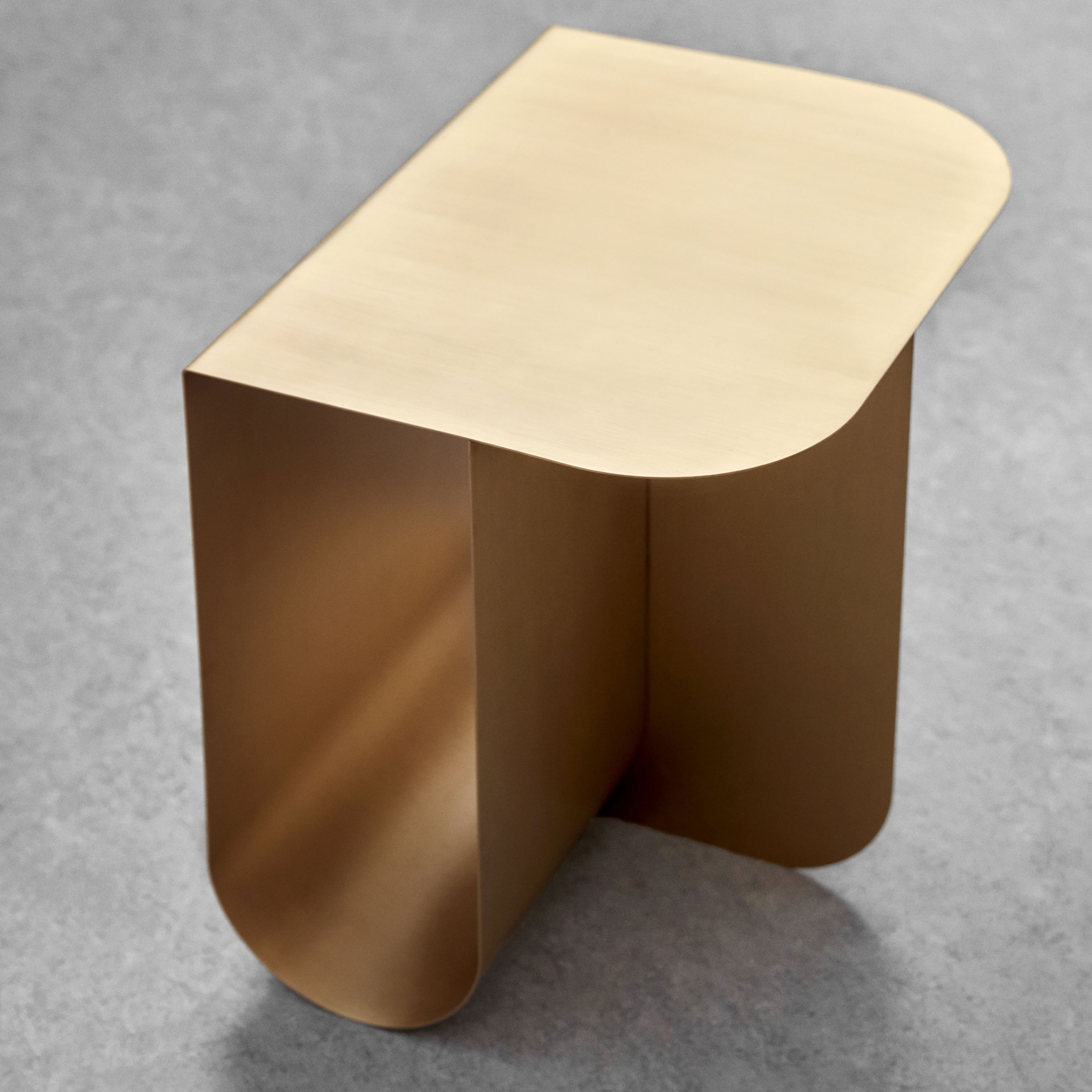 Northern Mass Sivupöytä Brass