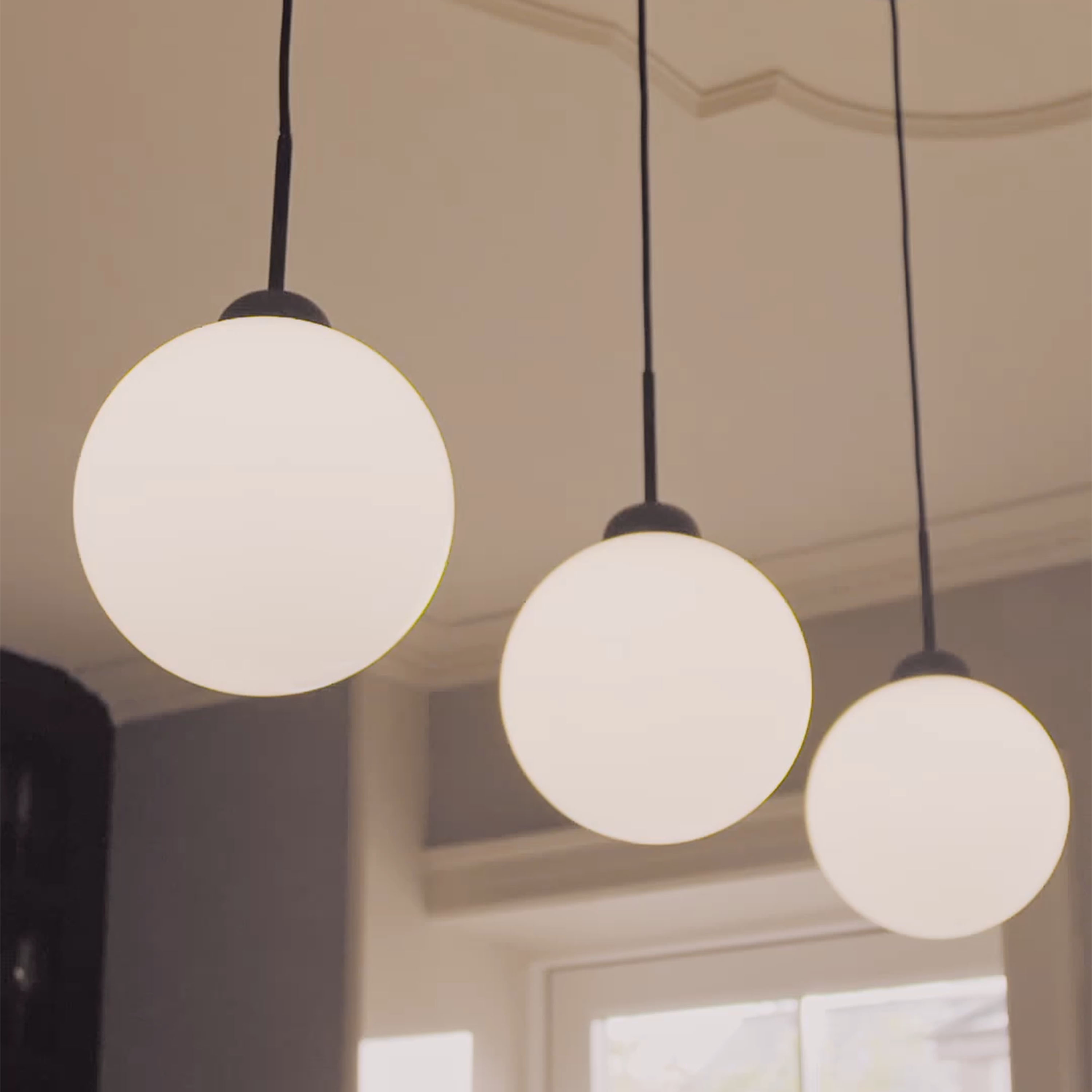 Nuura Apiales 1 Taklampa Satin Black/Opal Large