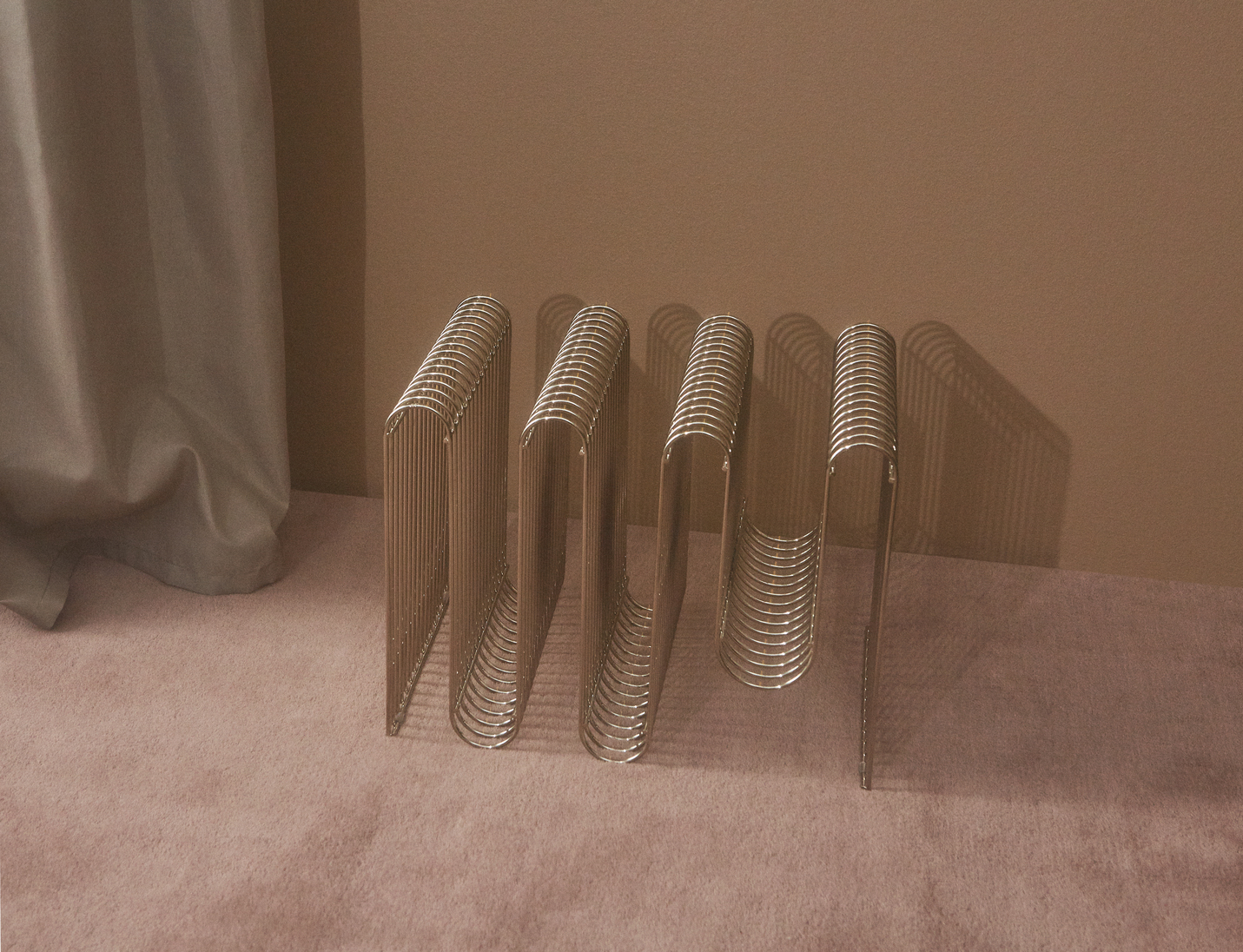 AYTM Curva Magasinholder Sølv