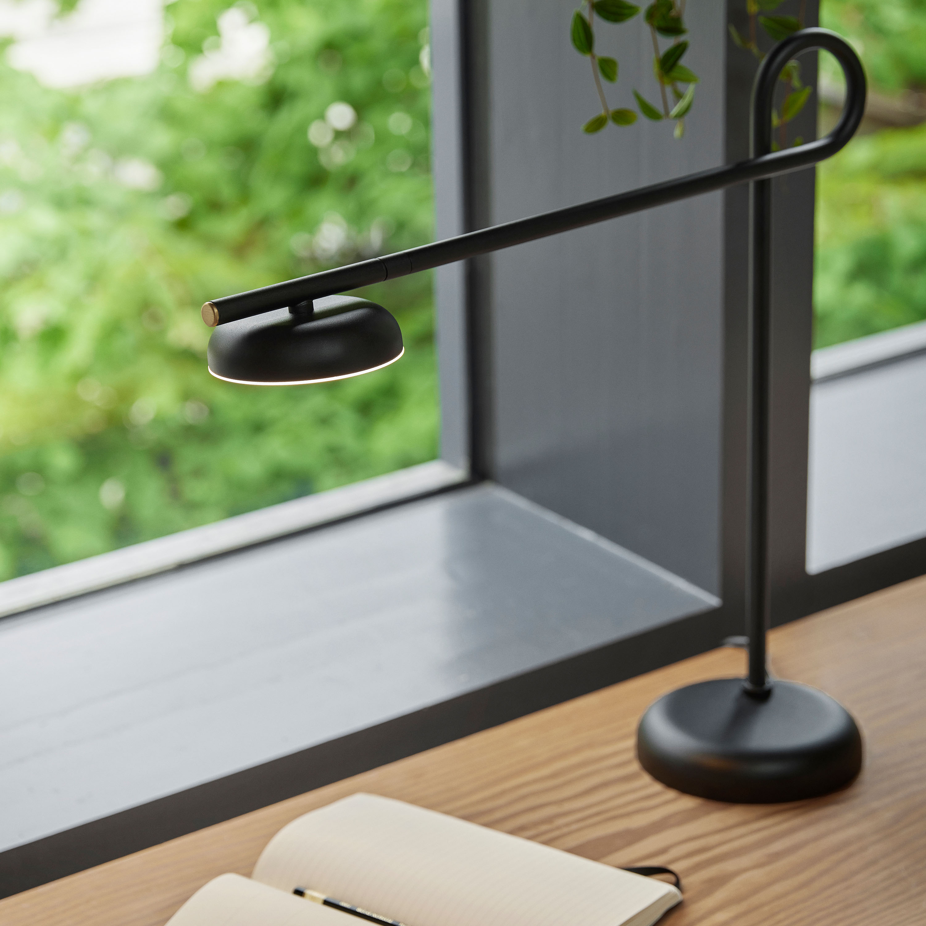 Northern Salto Tischleuchte Black